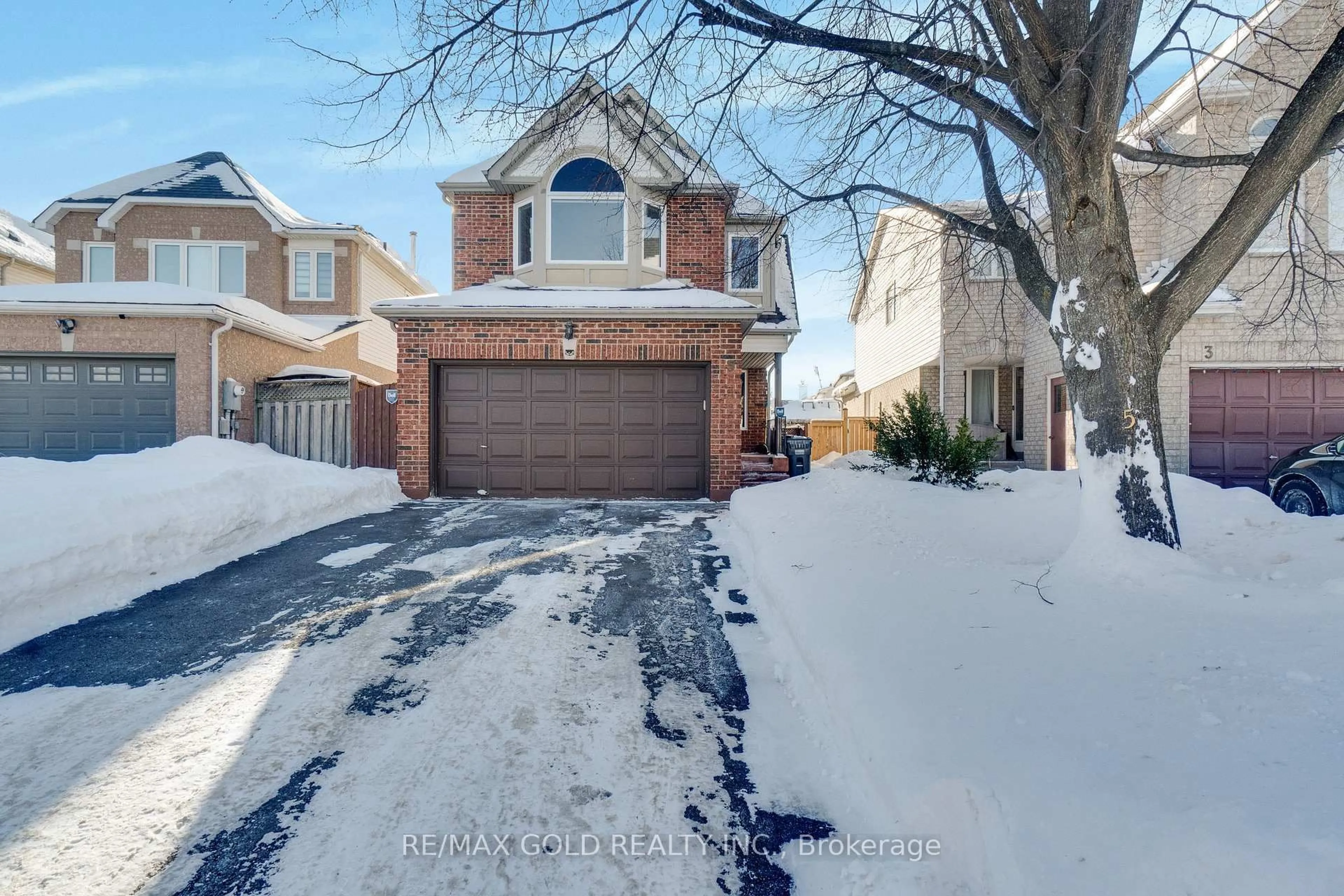 Home with brick exterior material, street for 5 Furrows End, Brampton Ontario L6Z 4S5