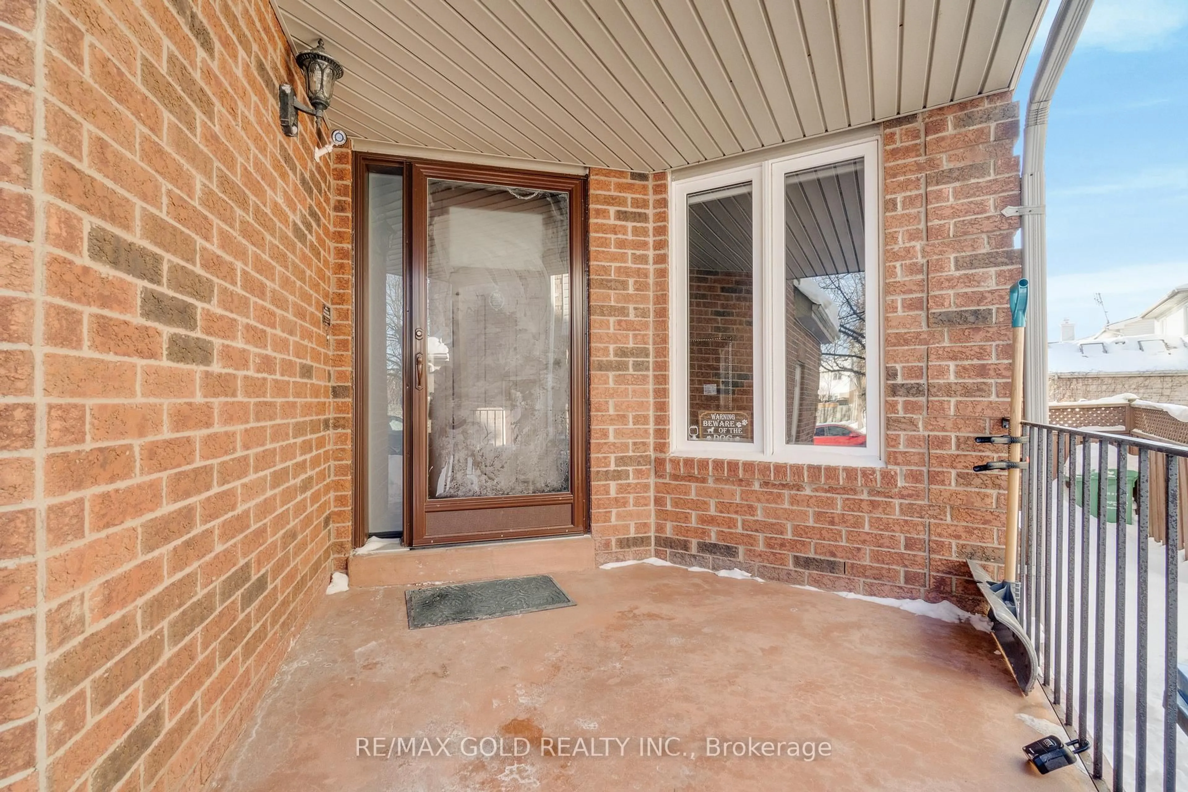 Indoor entryway for 5 Furrows End, Brampton Ontario L6Z 4S5