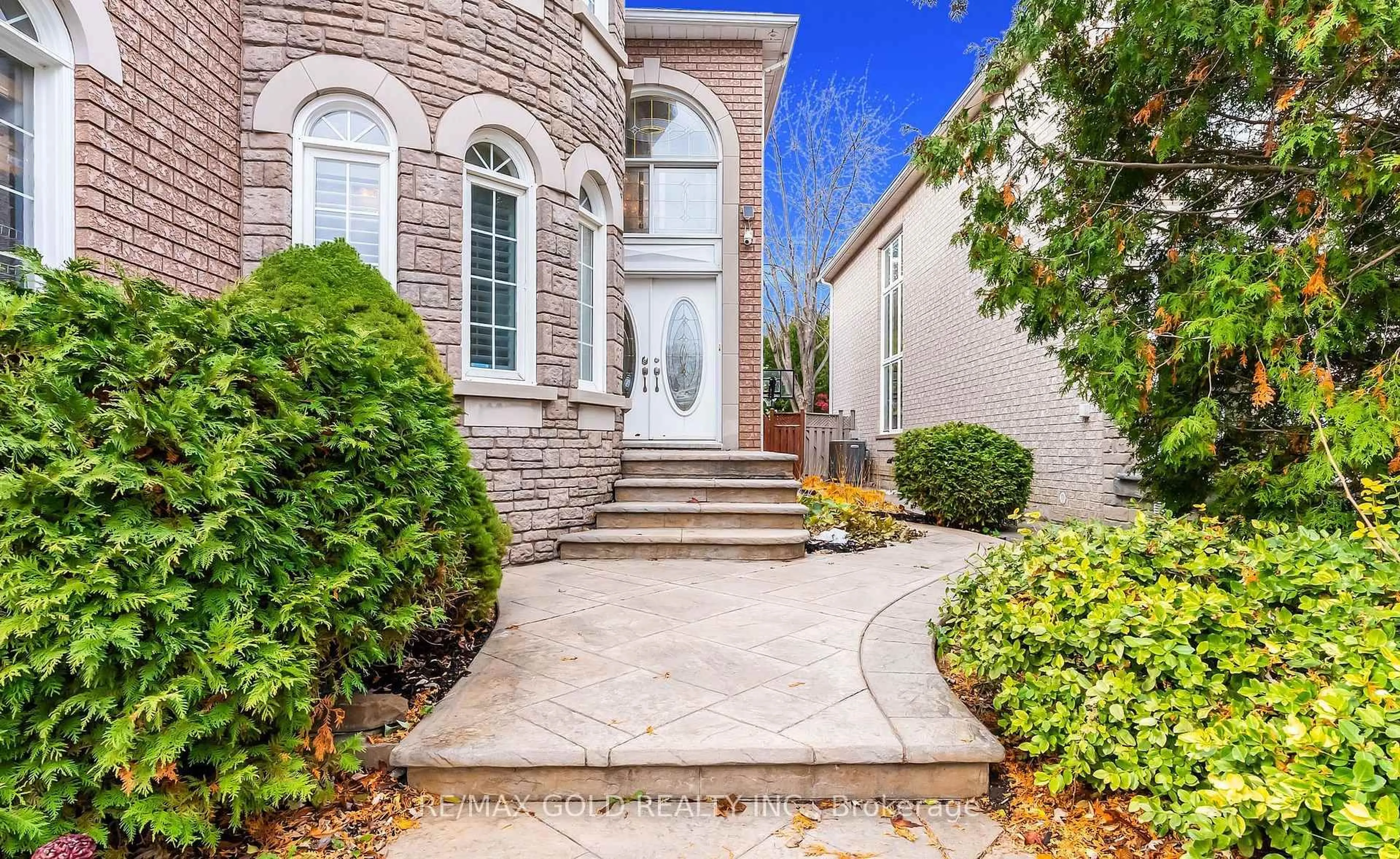 Home with brick exterior material, street for 343 Bristol Rd, Mississauga Ontario L4Z 3V6