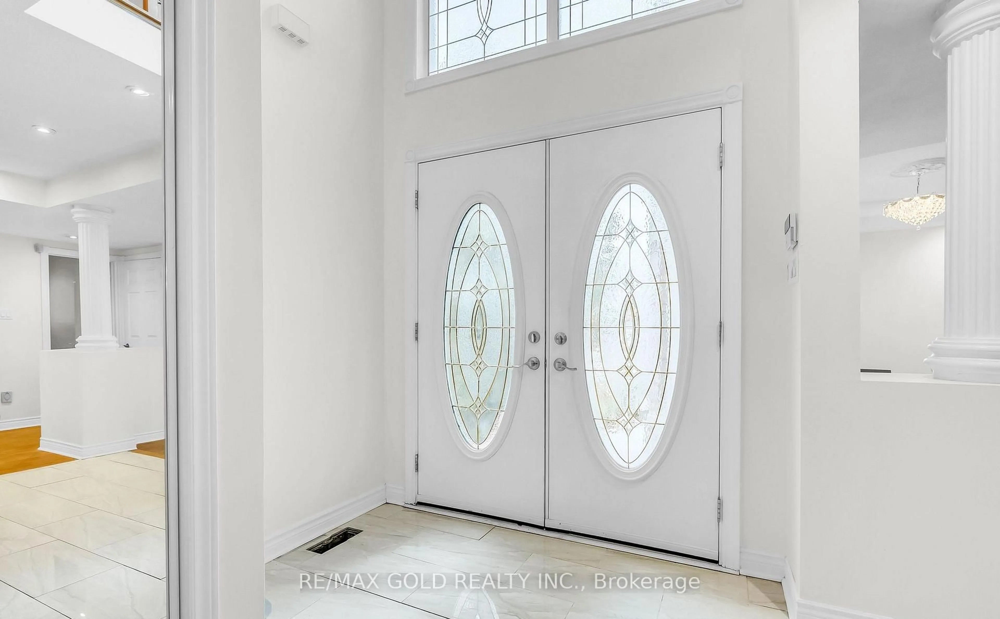 Indoor entryway for 343 Bristol Rd, Mississauga Ontario L4Z 3V6