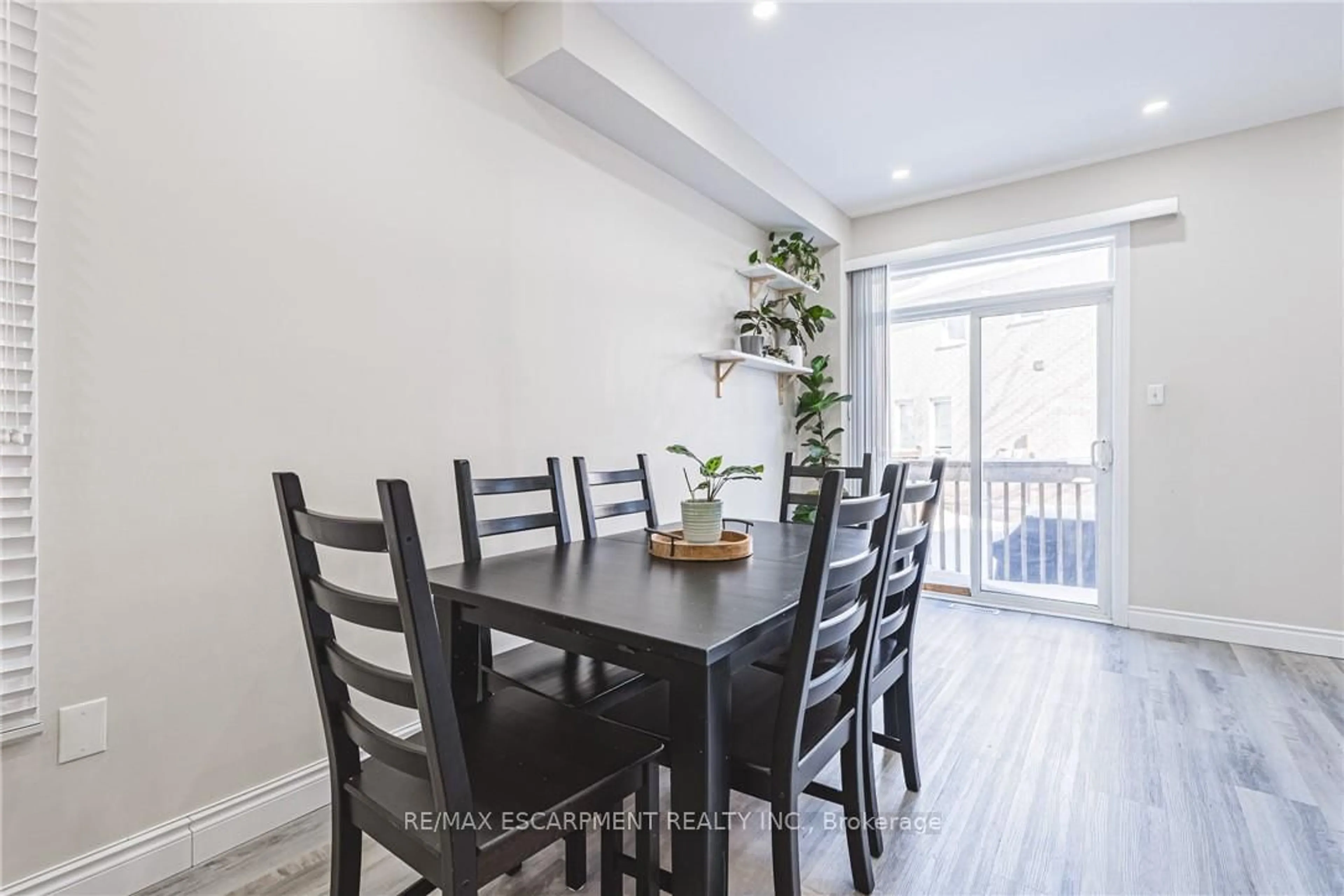 Dining room, wood/laminate floor for 66 Deepcoral Crt, Brampton Ontario L6V 4P7