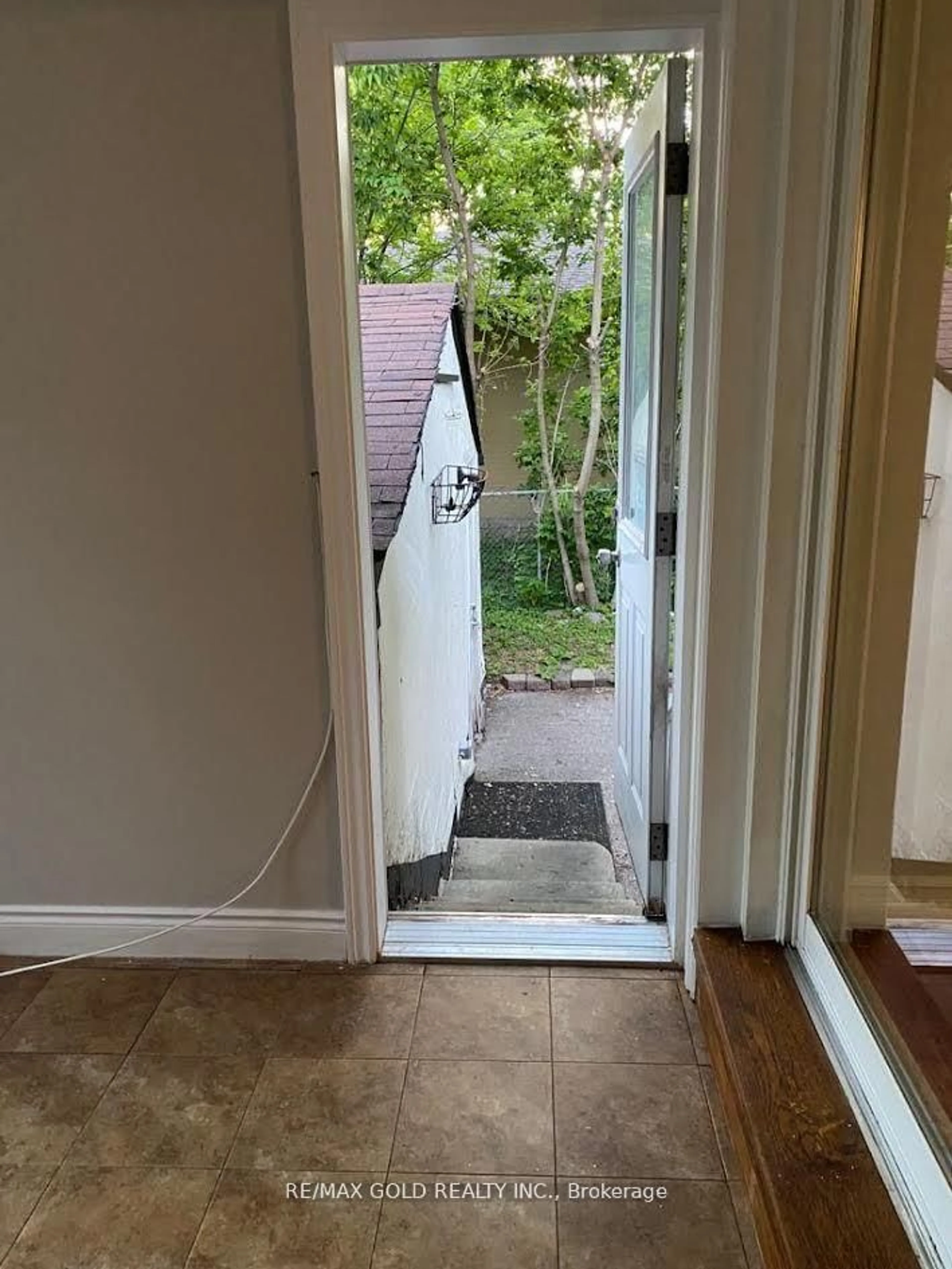 Indoor entryway for 1033 Sixth Line, Oakville Ontario L6H 1W6