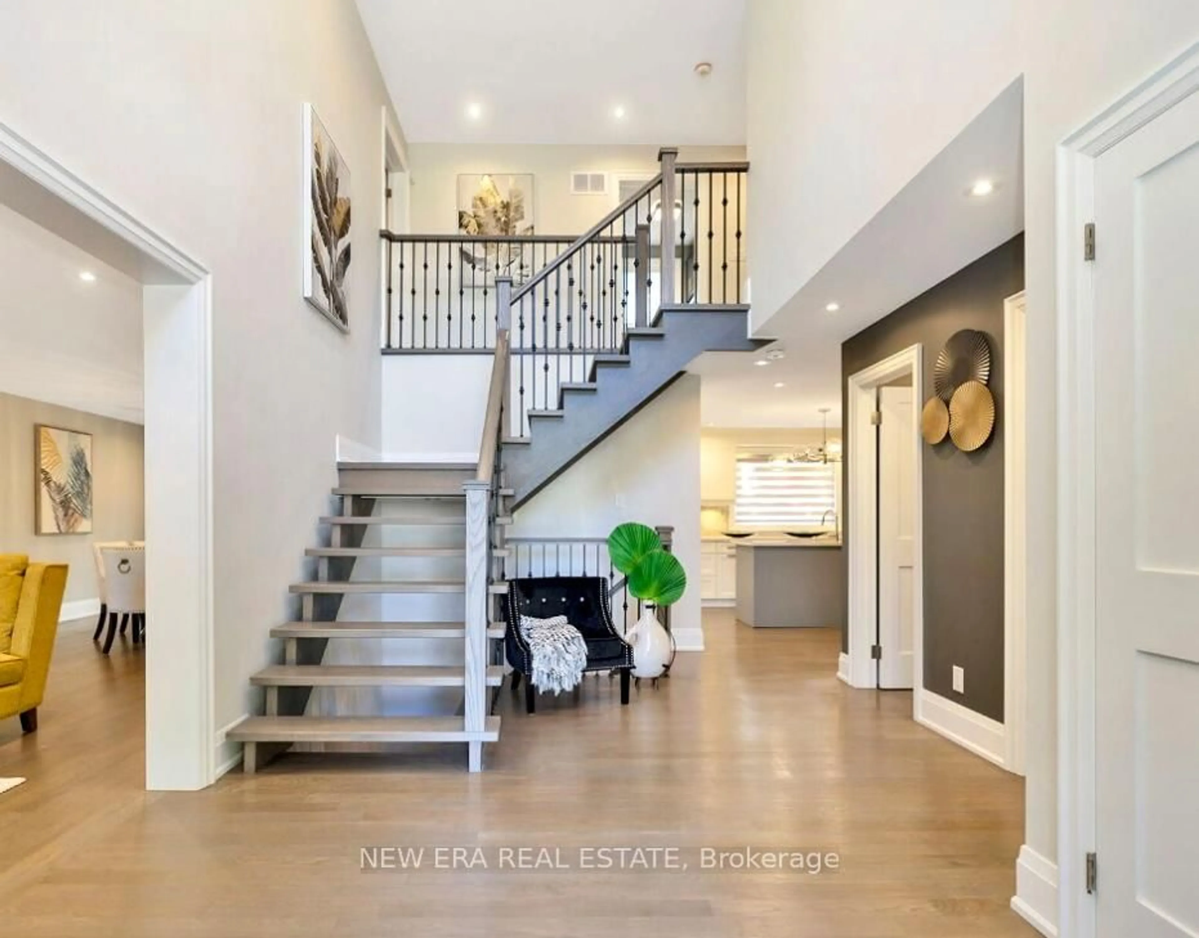 Indoor entryway for 2068 Mississauga Rd, Mississauga Ontario L5H 2K6