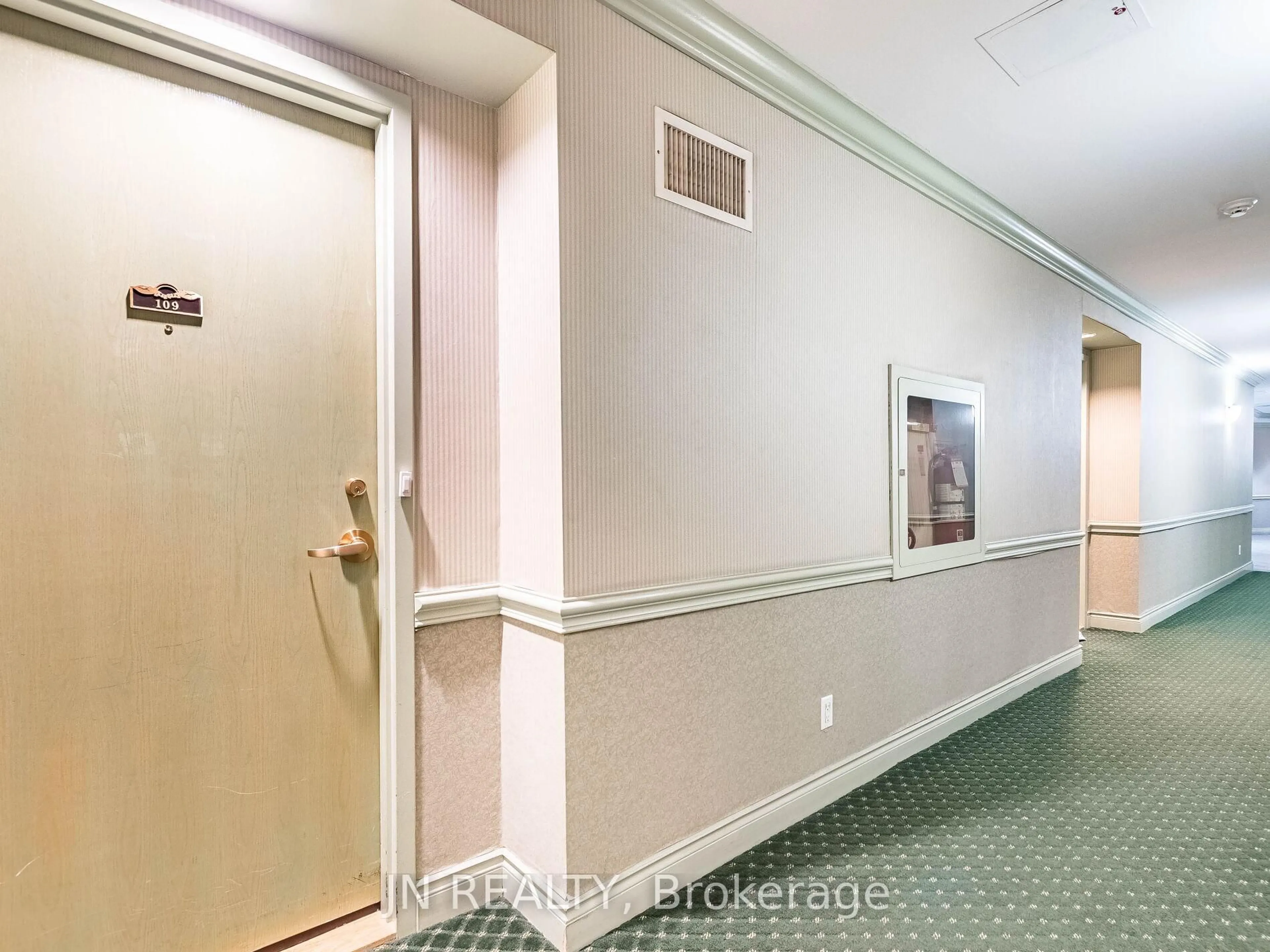 Indoor foyer for 10 Dayspring Circ #109, Brampton Ontario L6P 1B9