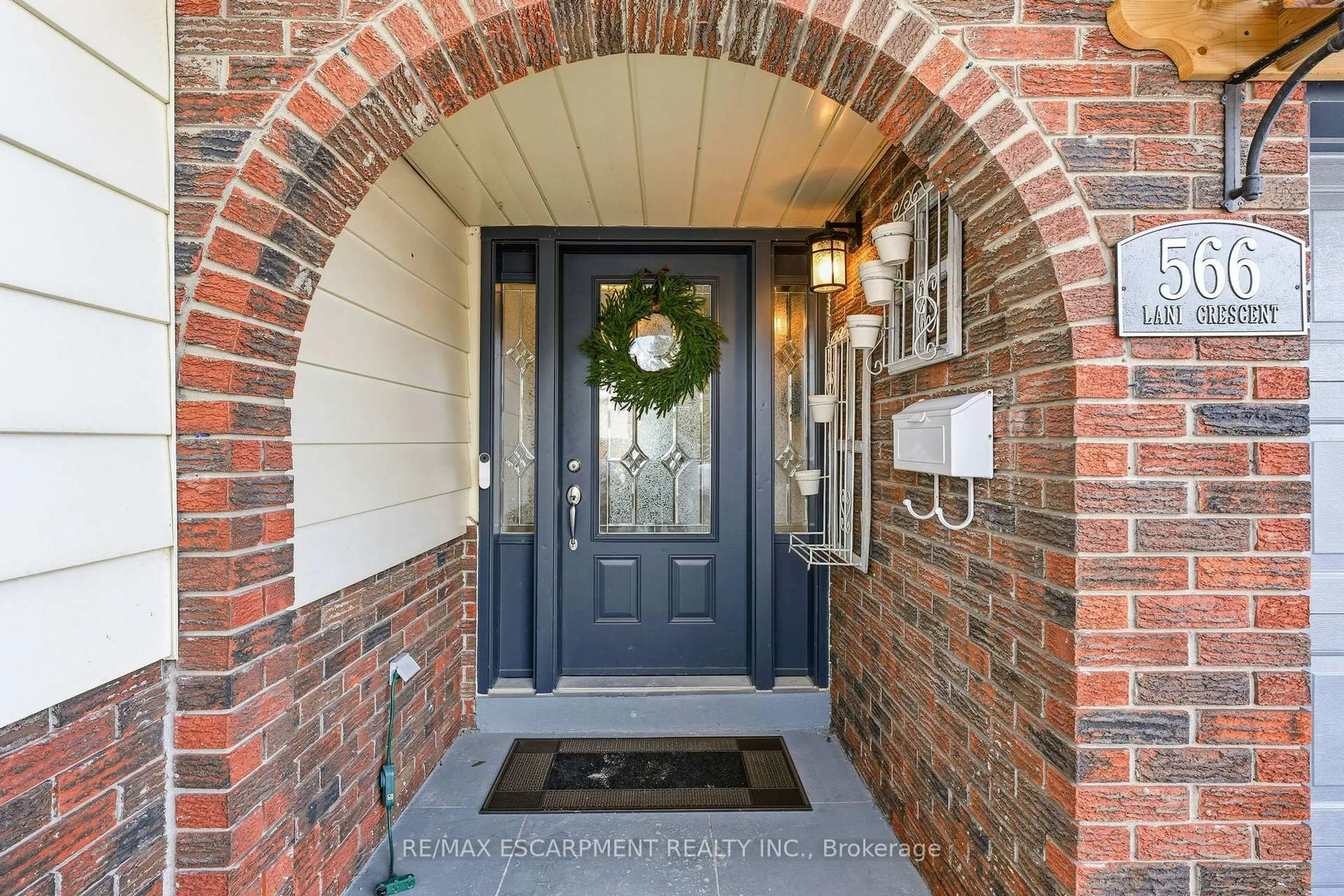 Indoor entryway for 566 Lani Cres, Burlington Ontario L7N 2Y4