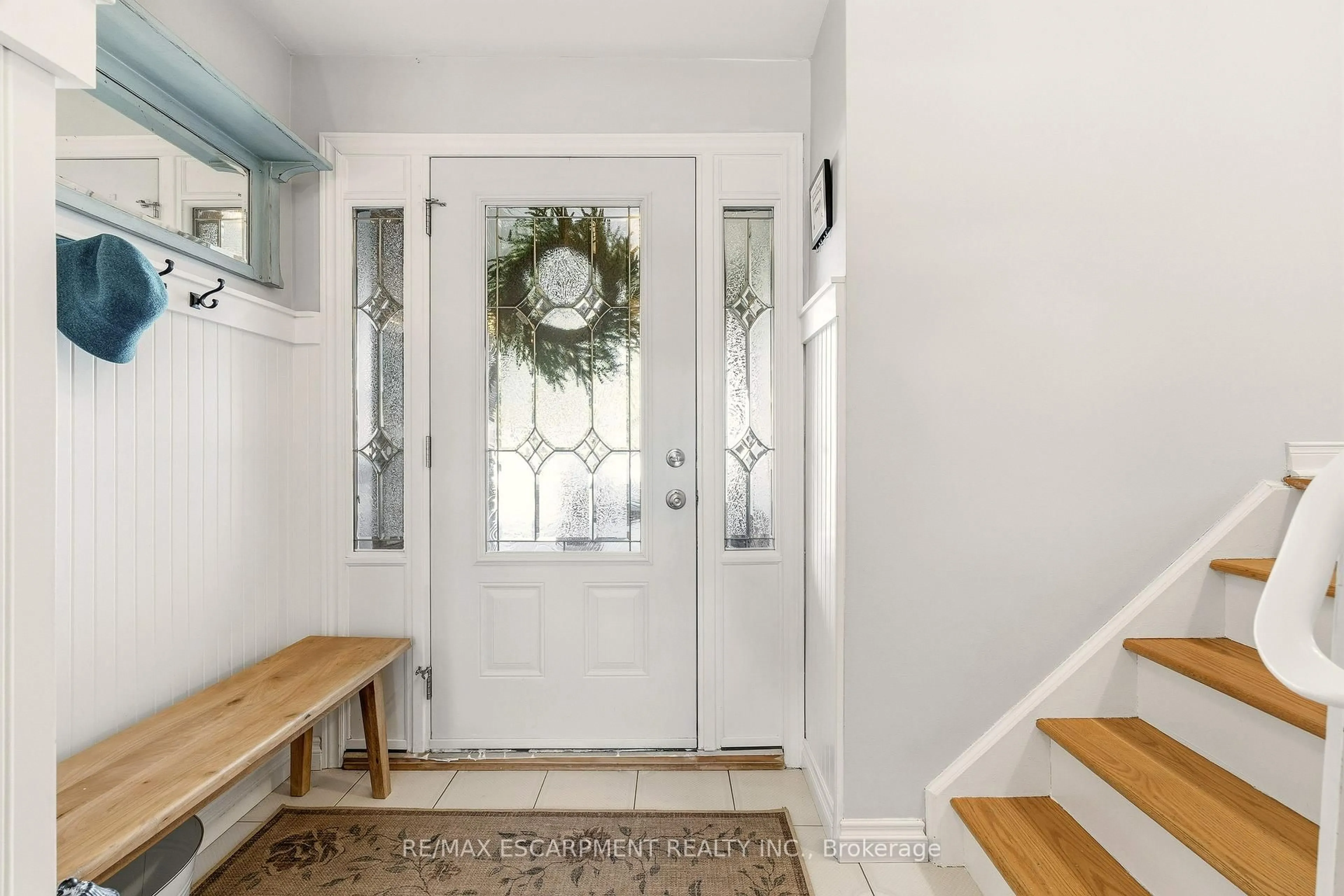 Indoor entryway for 566 Lani Cres, Burlington Ontario L7N 2Y4