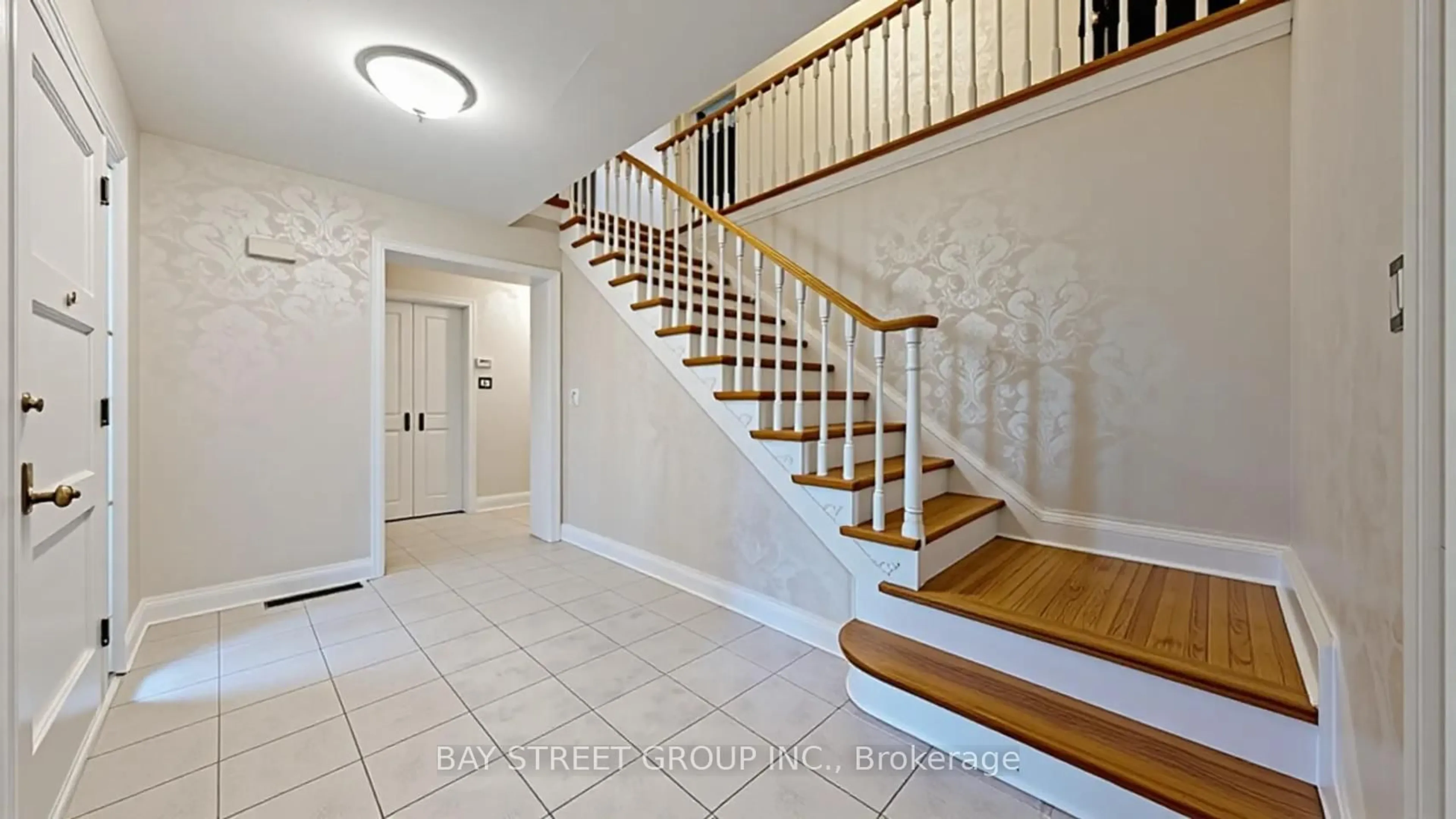 Indoor foyer for 178 Breezy Pines Dr, Mississauga Ontario L5B 1B4