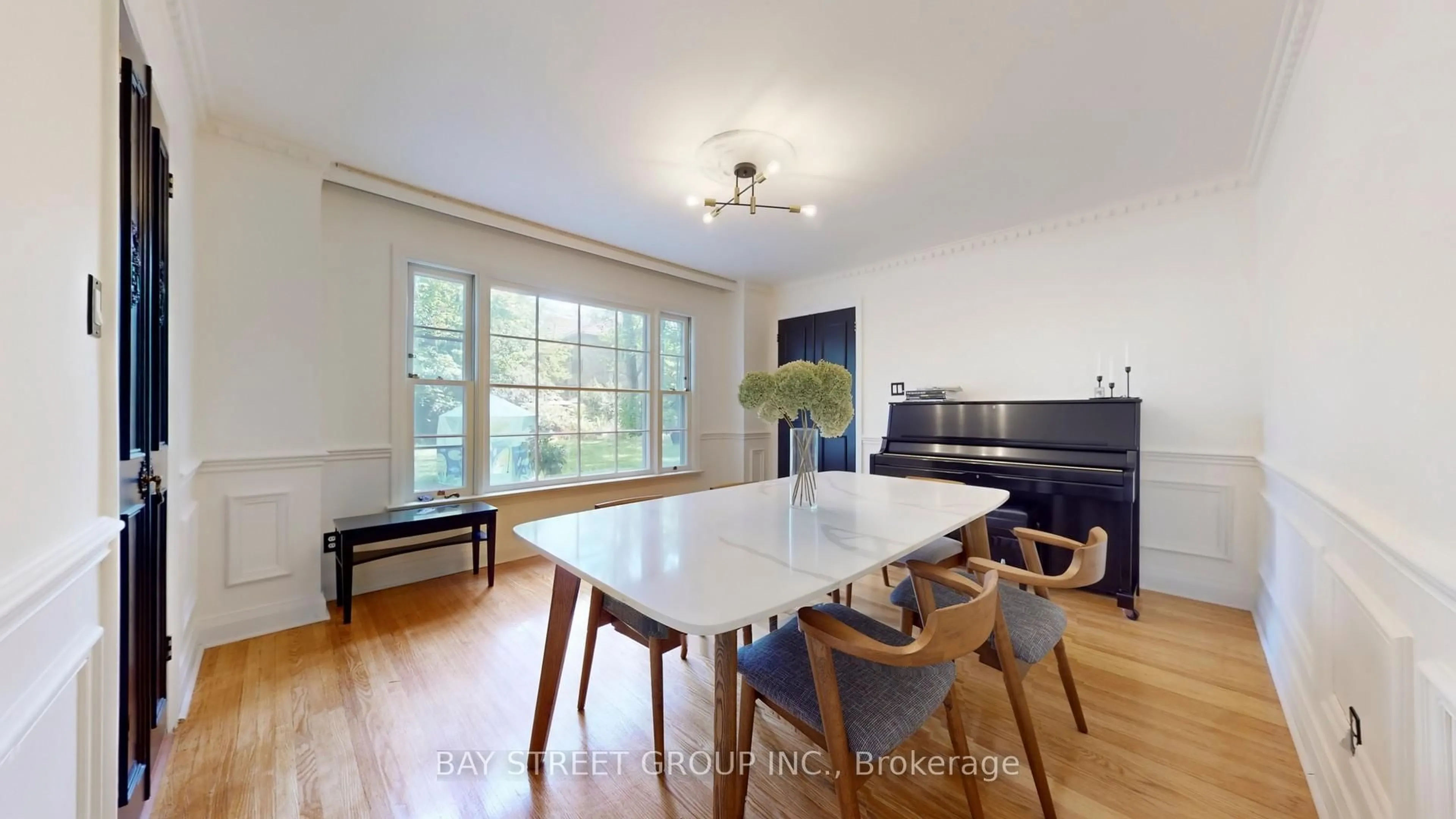 Dining room, wood/laminate floor for 178 Breezy Pines Dr, Mississauga Ontario L5B 1B4