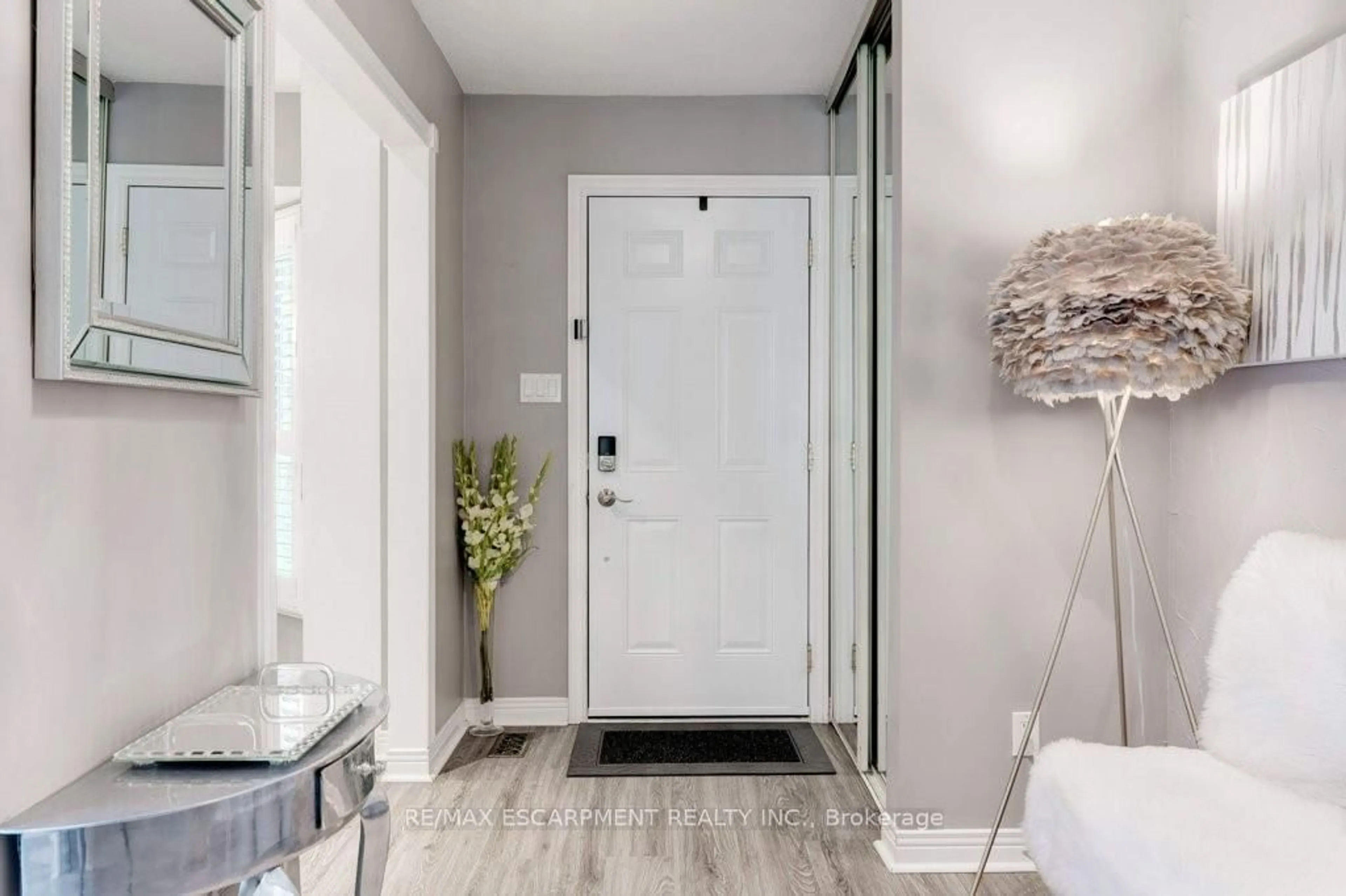 Indoor entryway for 1280 Maple Crossing Blvd #11, Burlington Ontario L7S 2G2