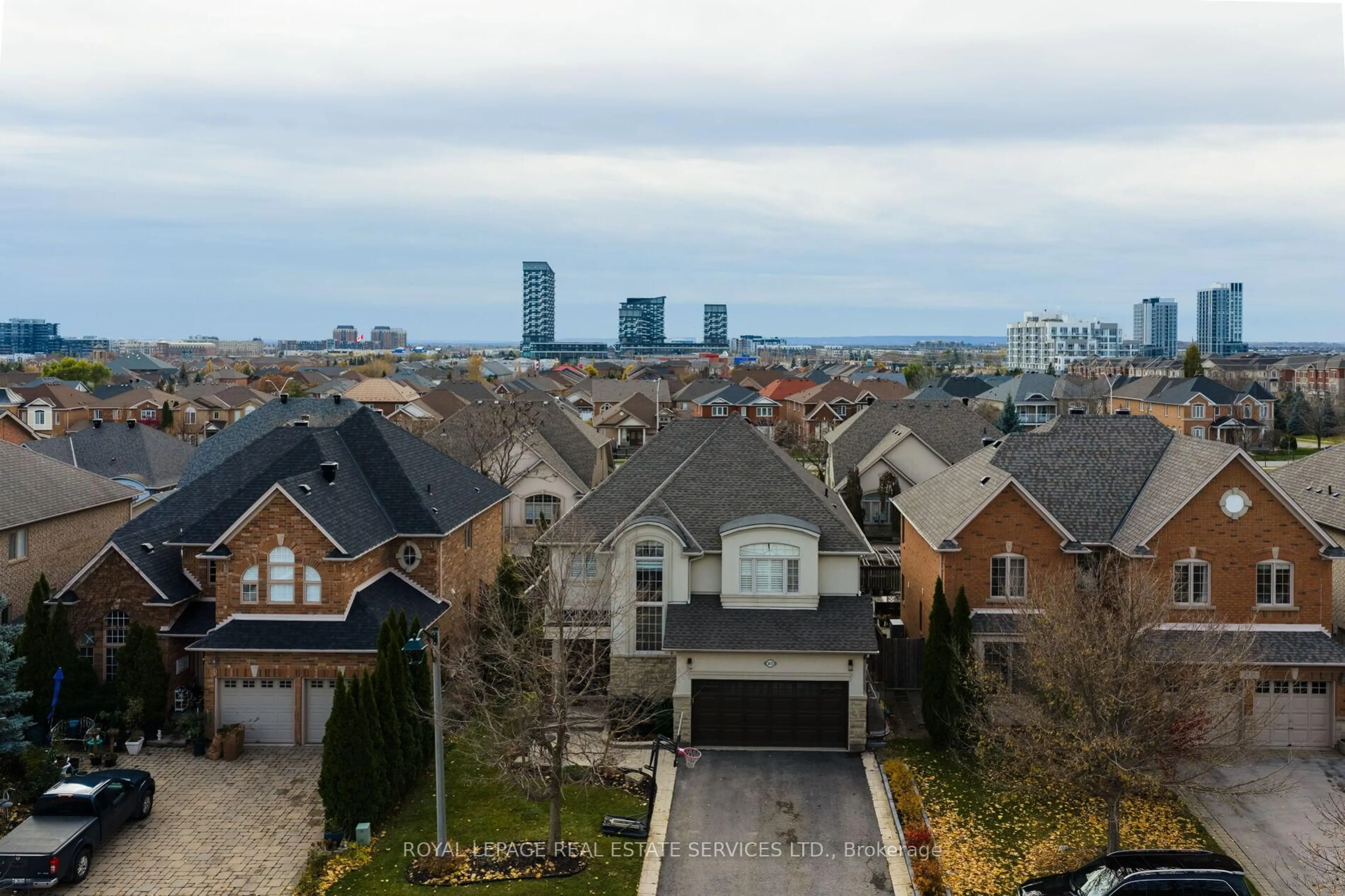 A pic from outside/outdoor area/front of a property/back of a property/a pic from drone, city buildings view from balcony for 2472 Chaplin Rd, Oakville Ontario L6H 0A4