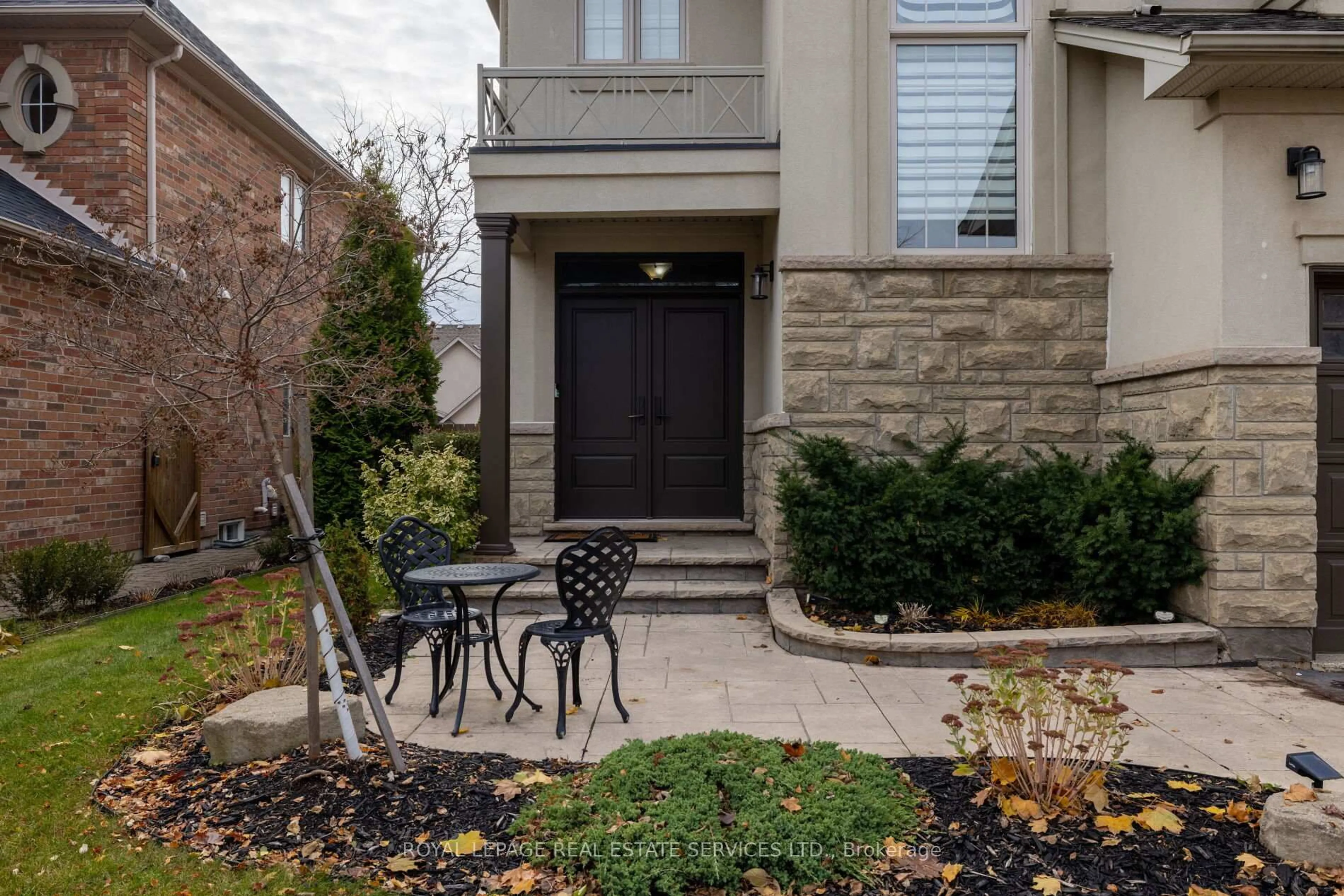 Patio, street for 2472 Chaplin Rd, Oakville Ontario L6H 0A4