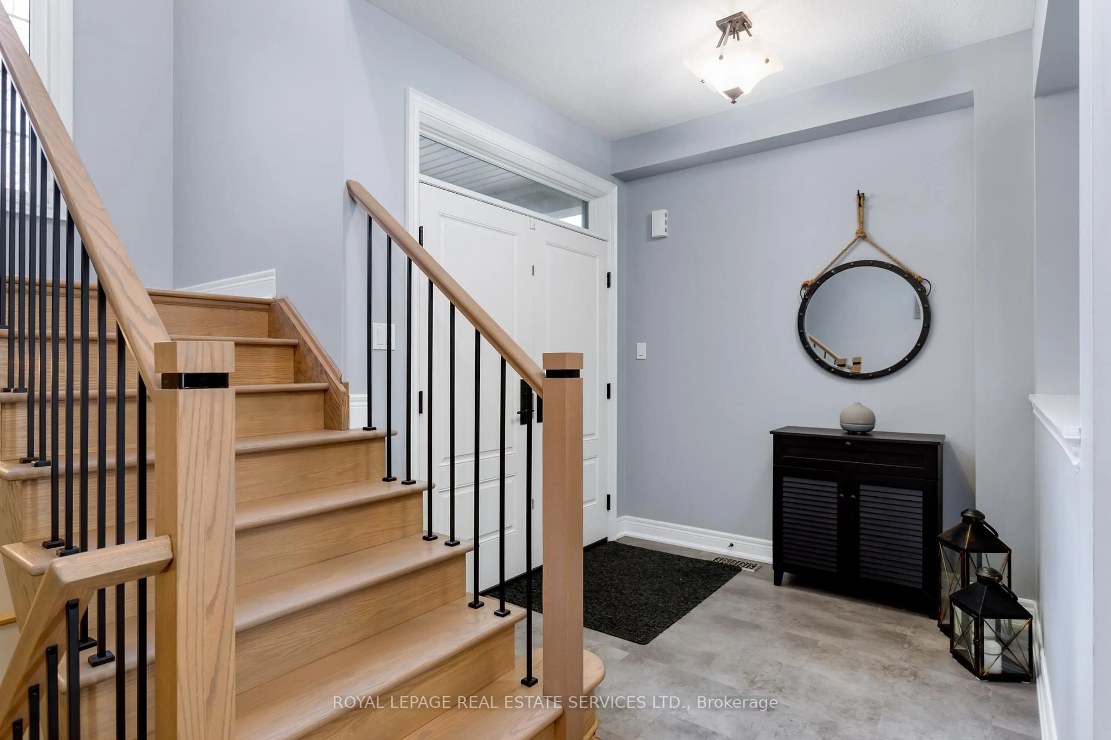 Indoor entryway for 2472 Chaplin Rd, Oakville Ontario L6H 0A4