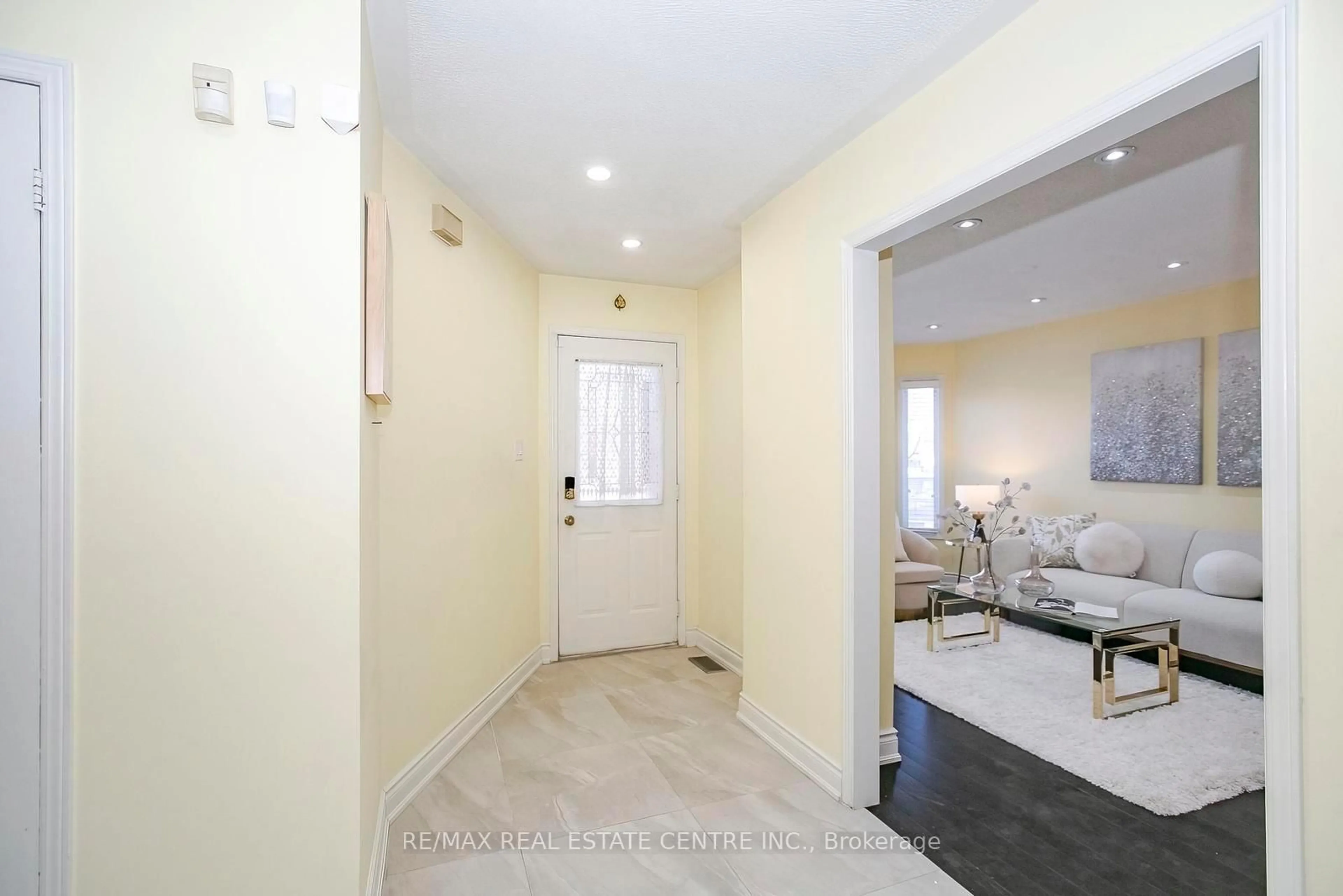 Indoor entryway for 37 Duggan Dr, Brampton Ontario L6Y 4J2