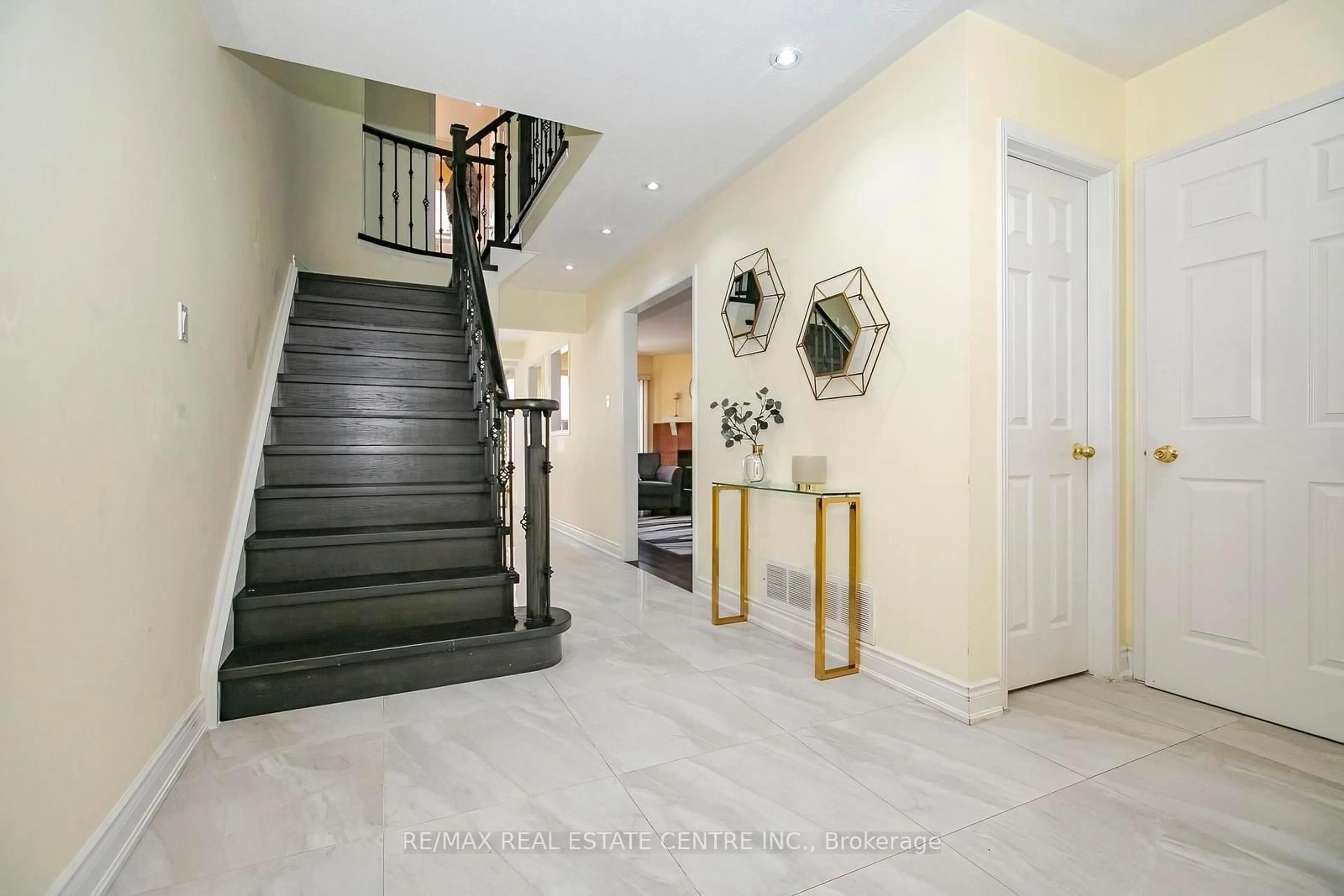 Indoor foyer for 37 Duggan Dr, Brampton Ontario L6Y 4J2