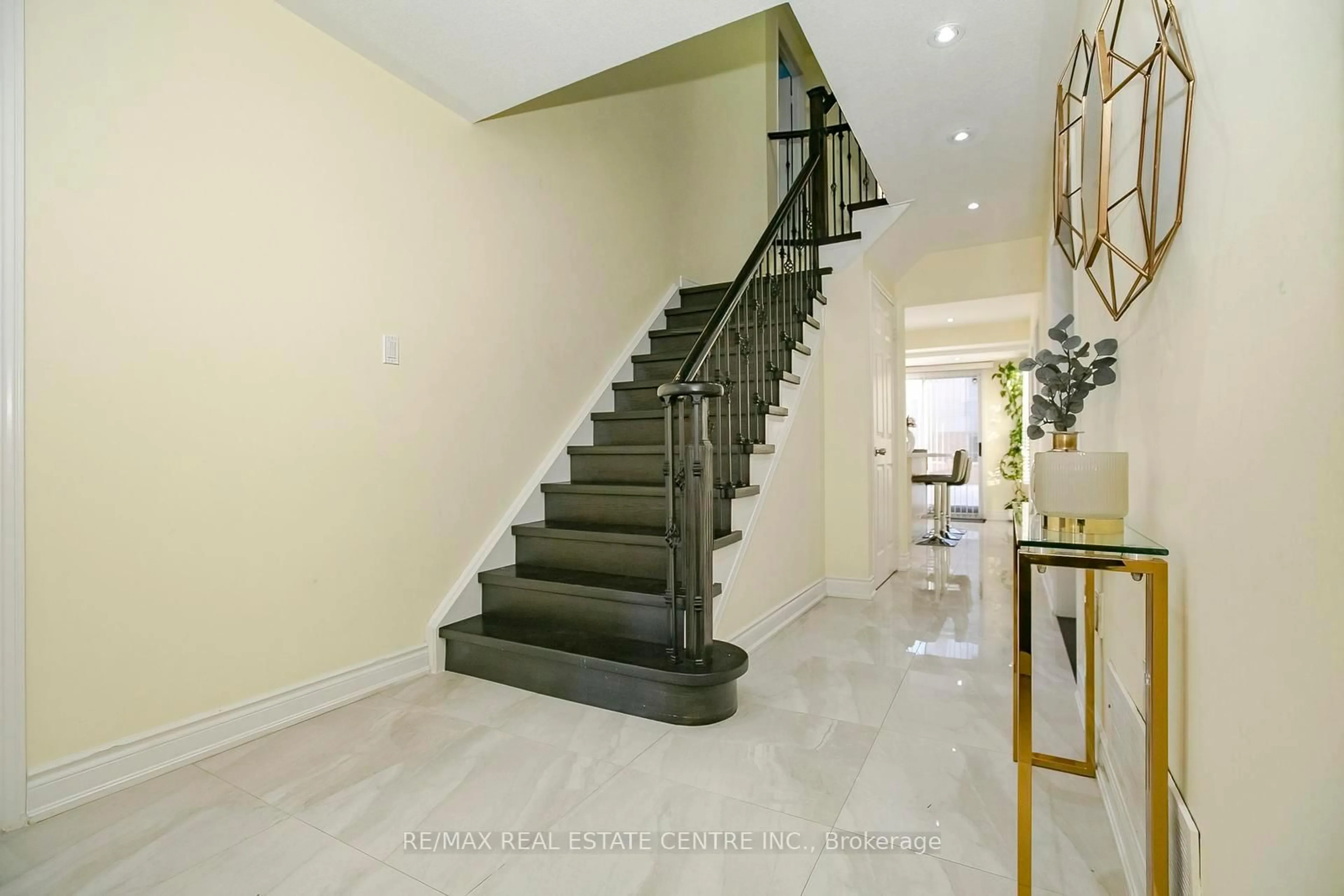Indoor foyer for 37 Duggan Dr, Brampton Ontario L6Y 4J2