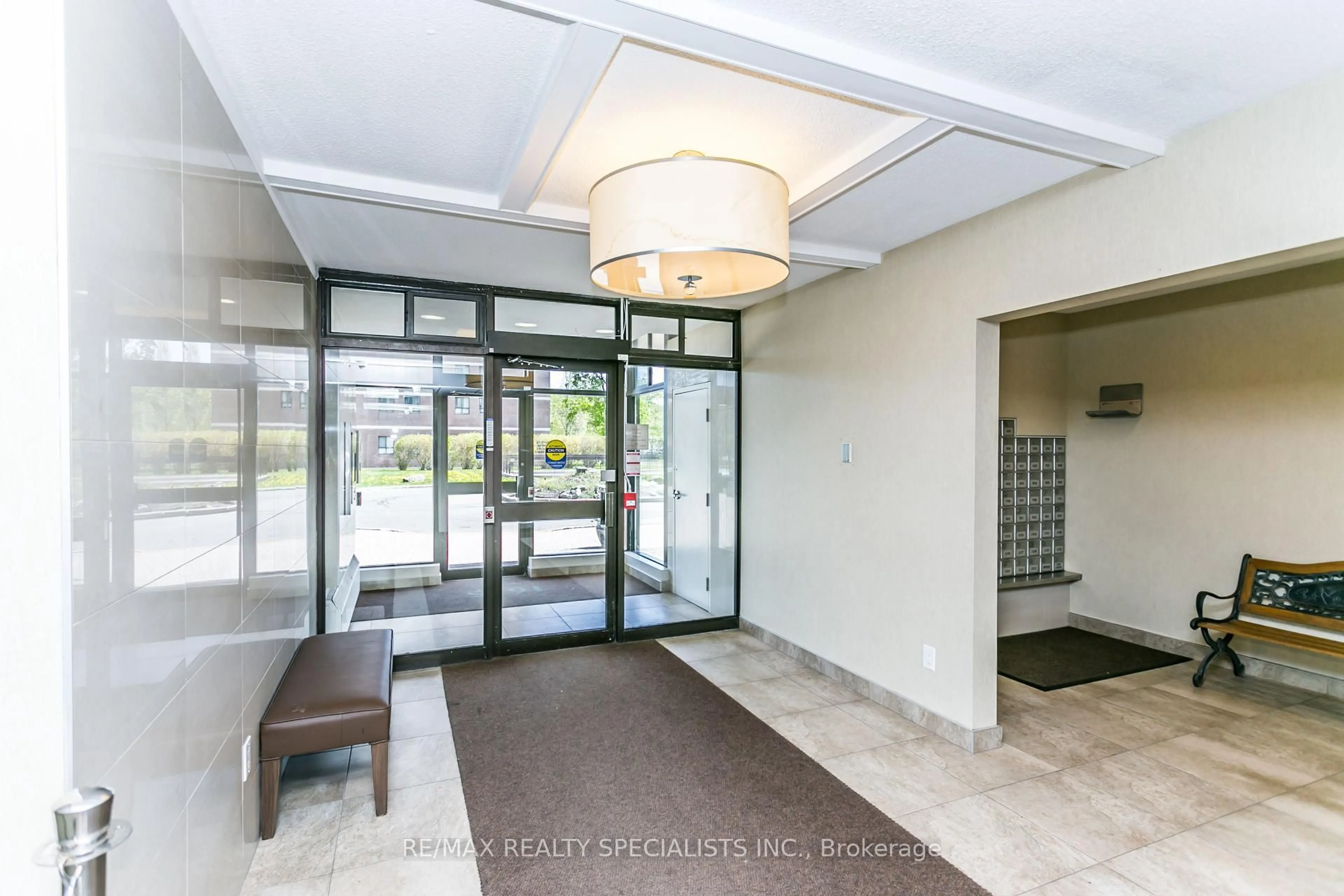 Indoor foyer for 1615 Bloor St #206, Mississauga Ontario L4X 1S2
