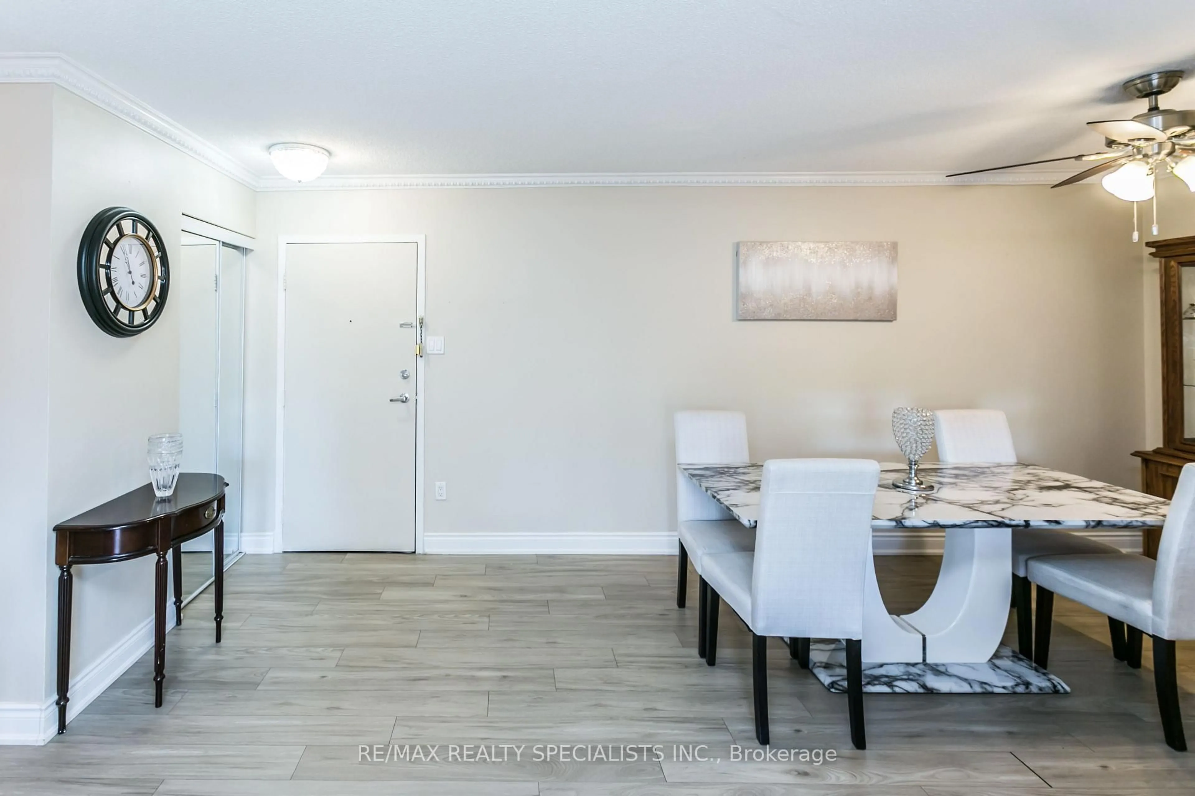 Dining room, wood/laminate floor for 1615 Bloor St #206, Mississauga Ontario L4X 1S2
