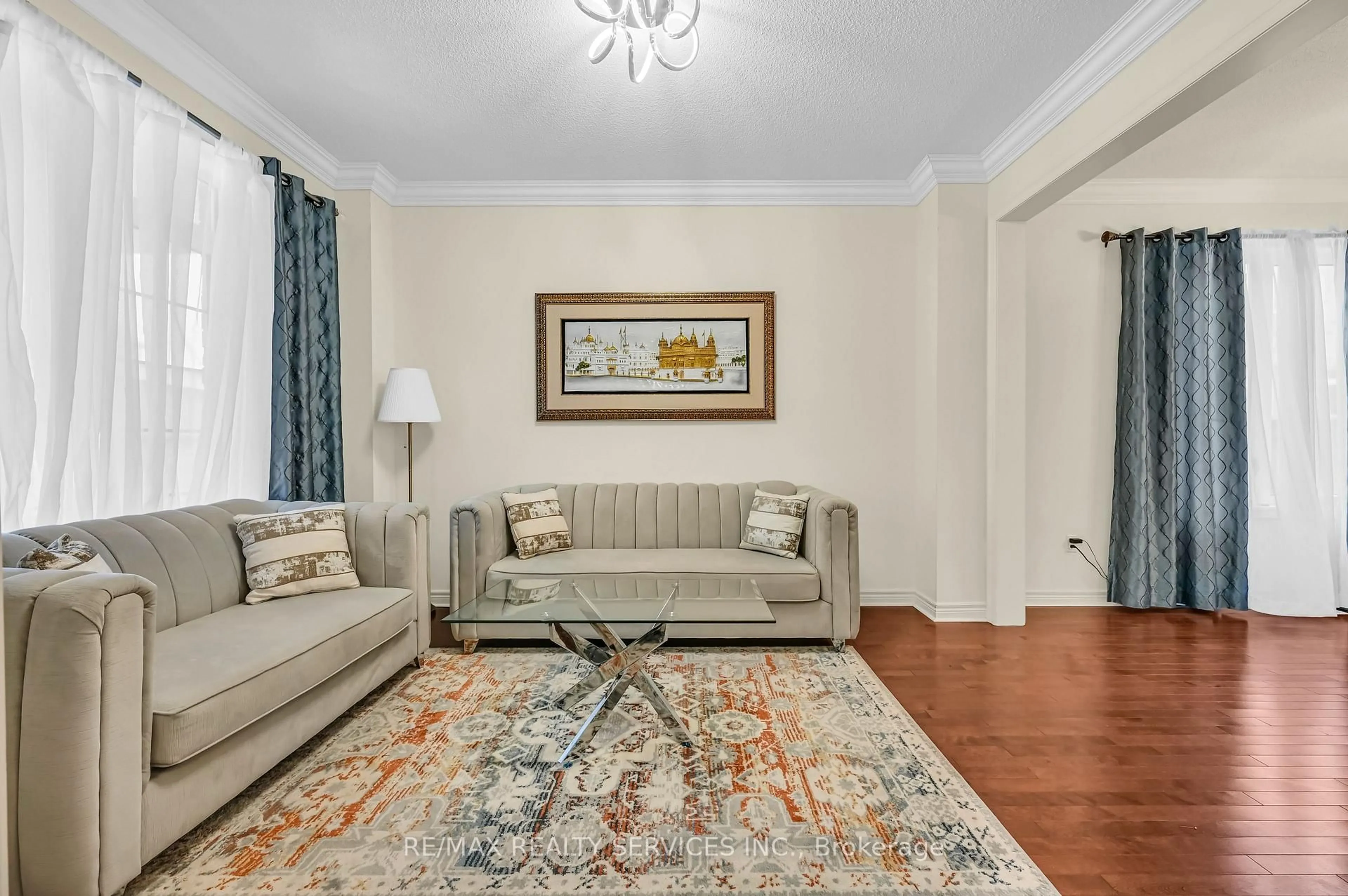 Living room with furniture, carpet floor for 3 Bellcrest Rd, Brampton Ontario L6Y 2M7