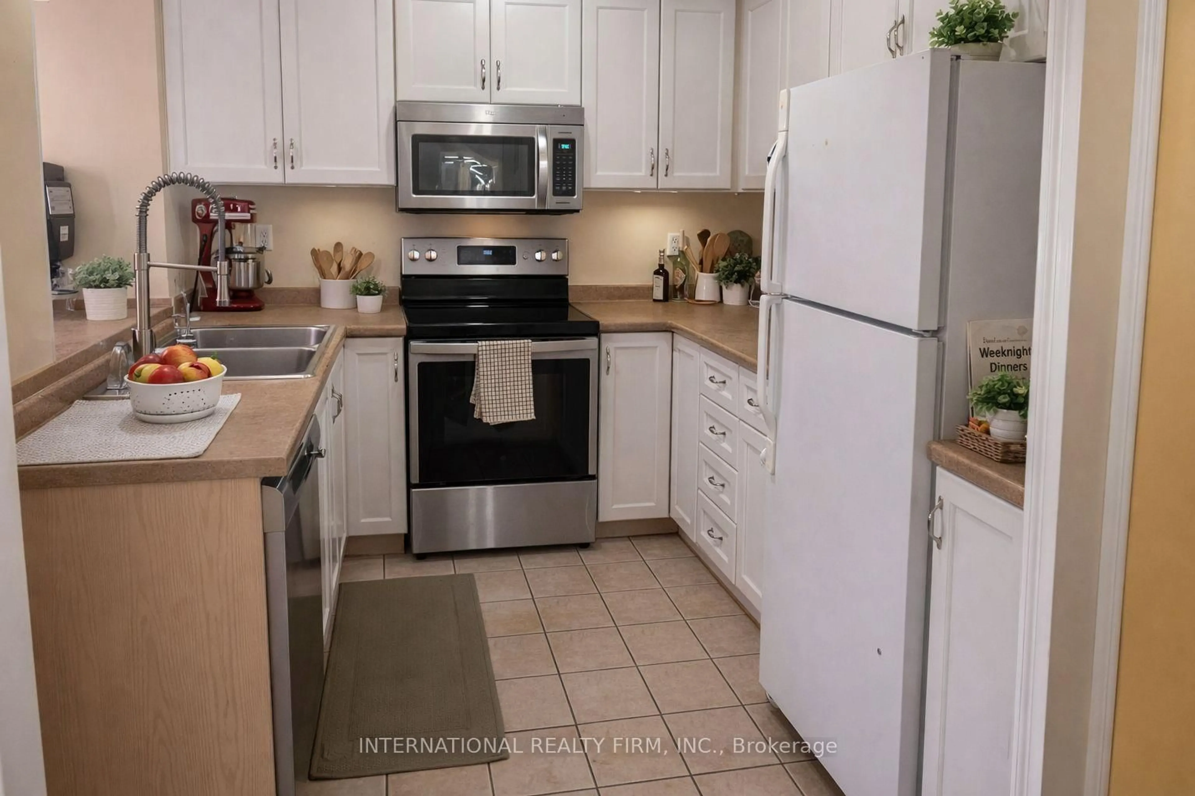 Standard kitchen, ceramic/tile floor for 60 Panama Pl, Brampton Ontario L6P 2G6