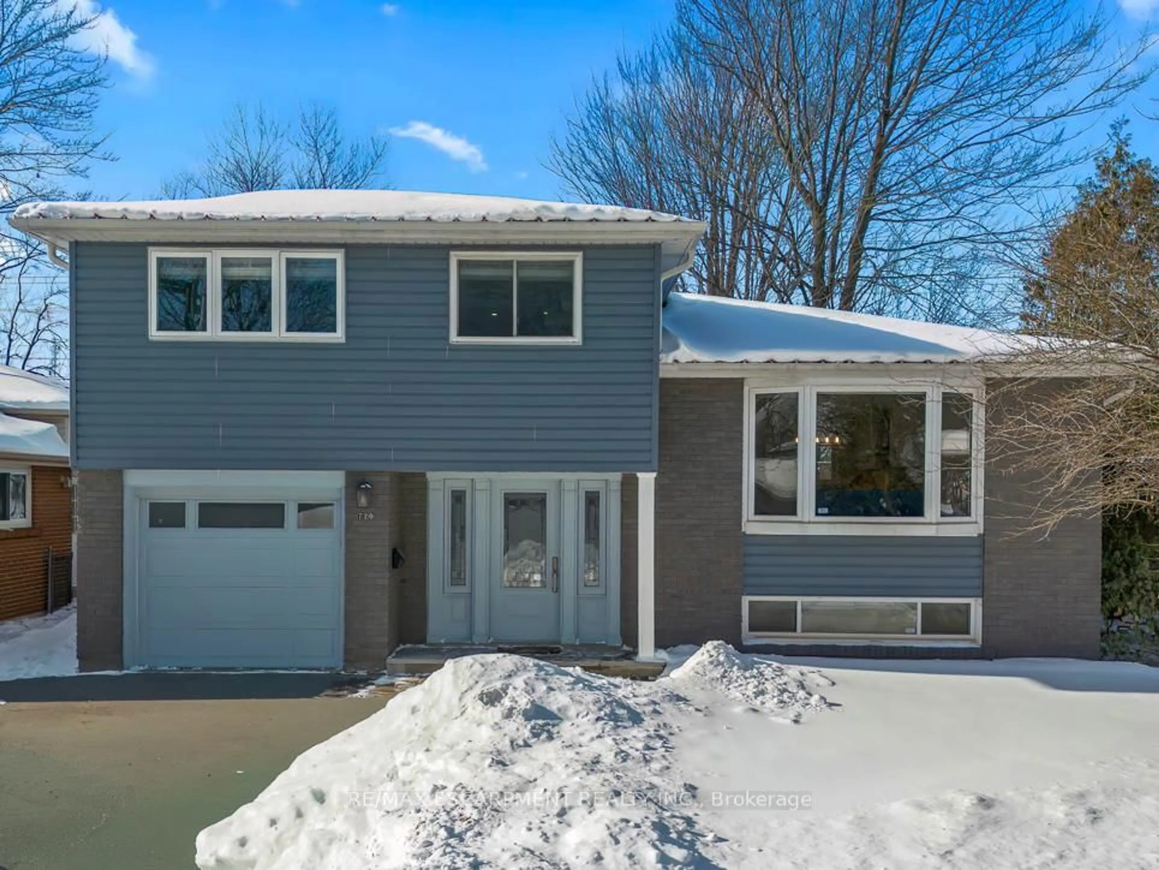 Home with vinyl exterior material, street for 720 Mullin Way, Burlington Ontario L7L 4J7