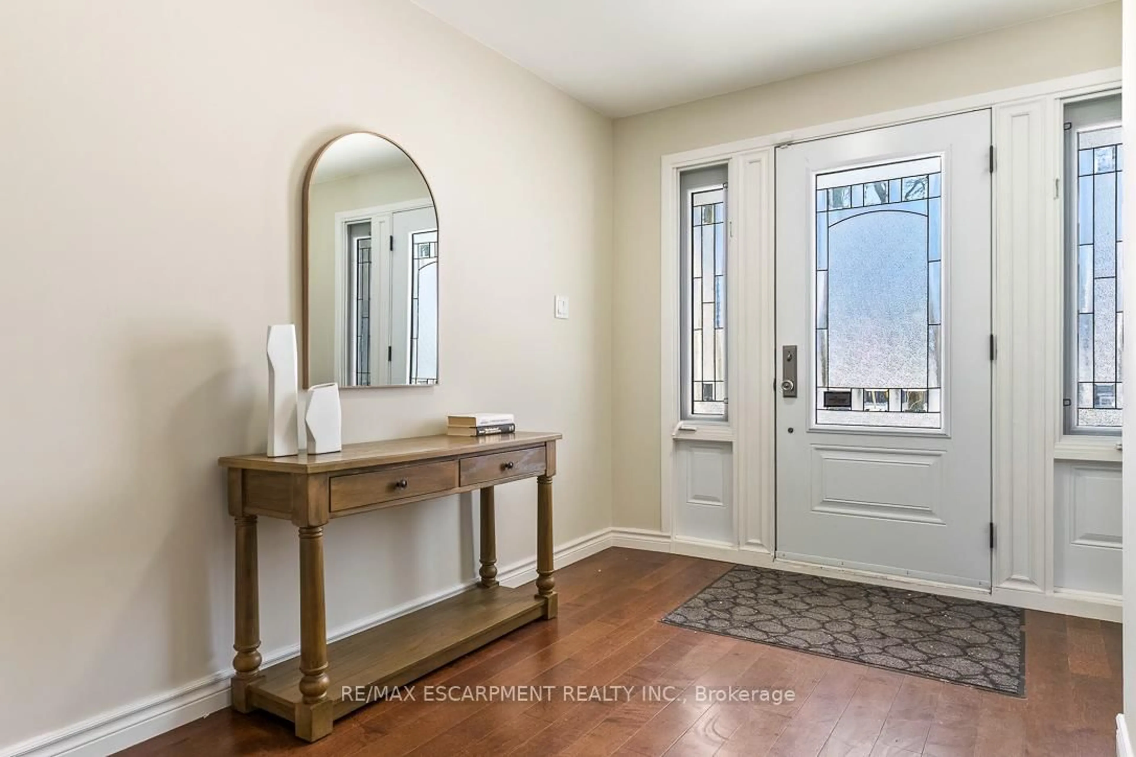 Indoor entryway for 720 Mullin Way, Burlington Ontario L7L 4J7