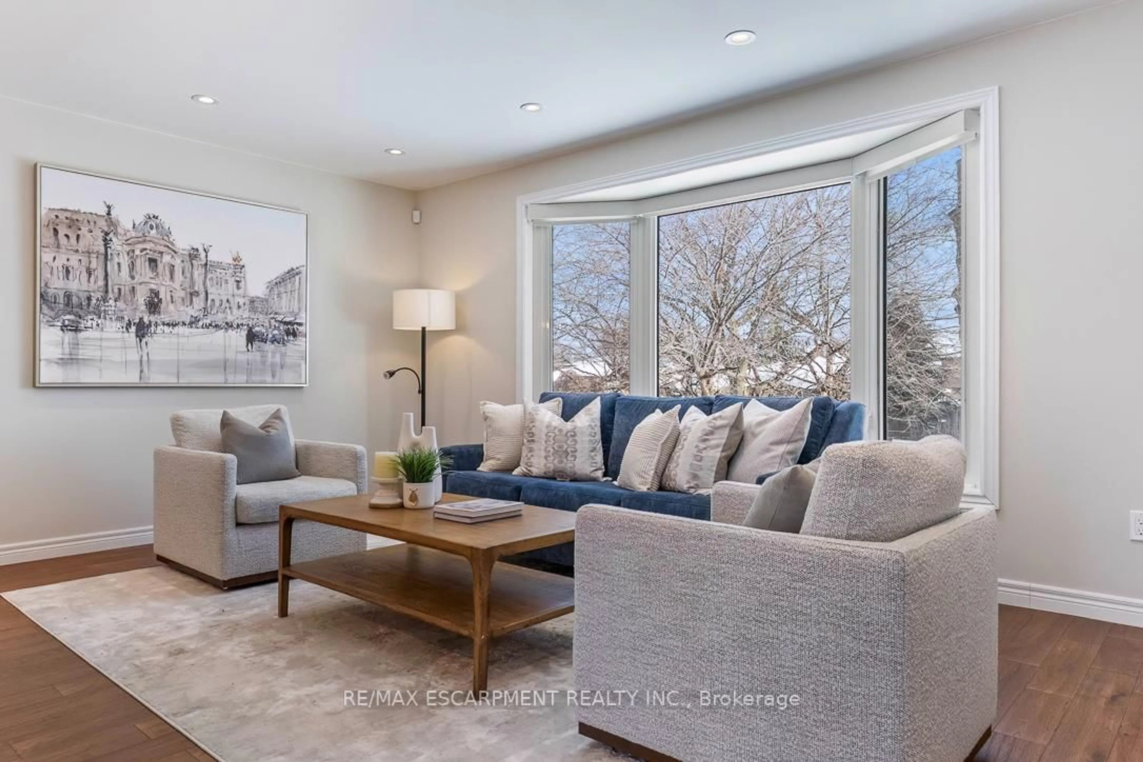 Living room with furniture, unknown for 720 Mullin Way, Burlington Ontario L7L 4J7