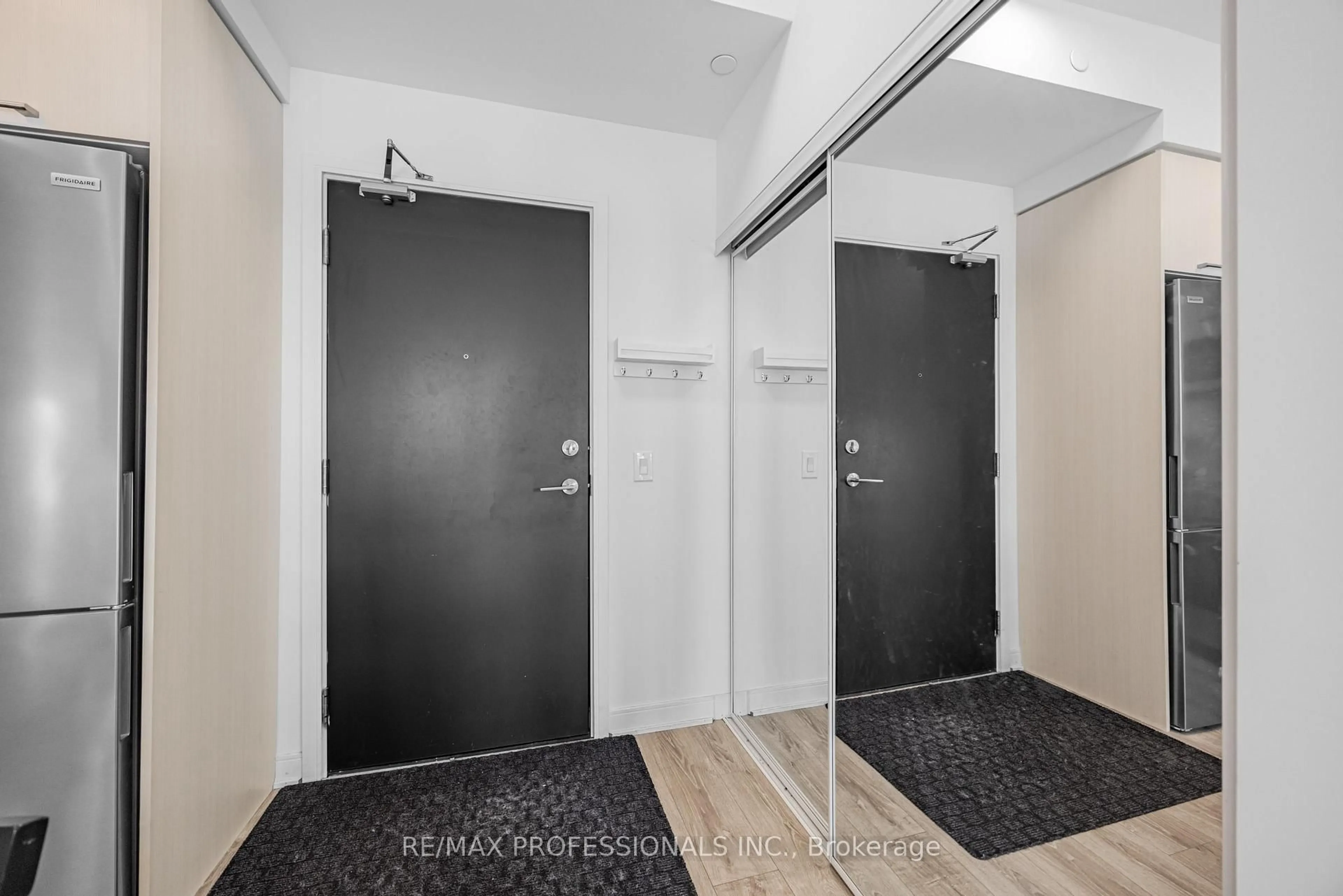 Indoor entryway for 25 Neighbourhood Lane #906, Toronto Ontario M8Y 0C4