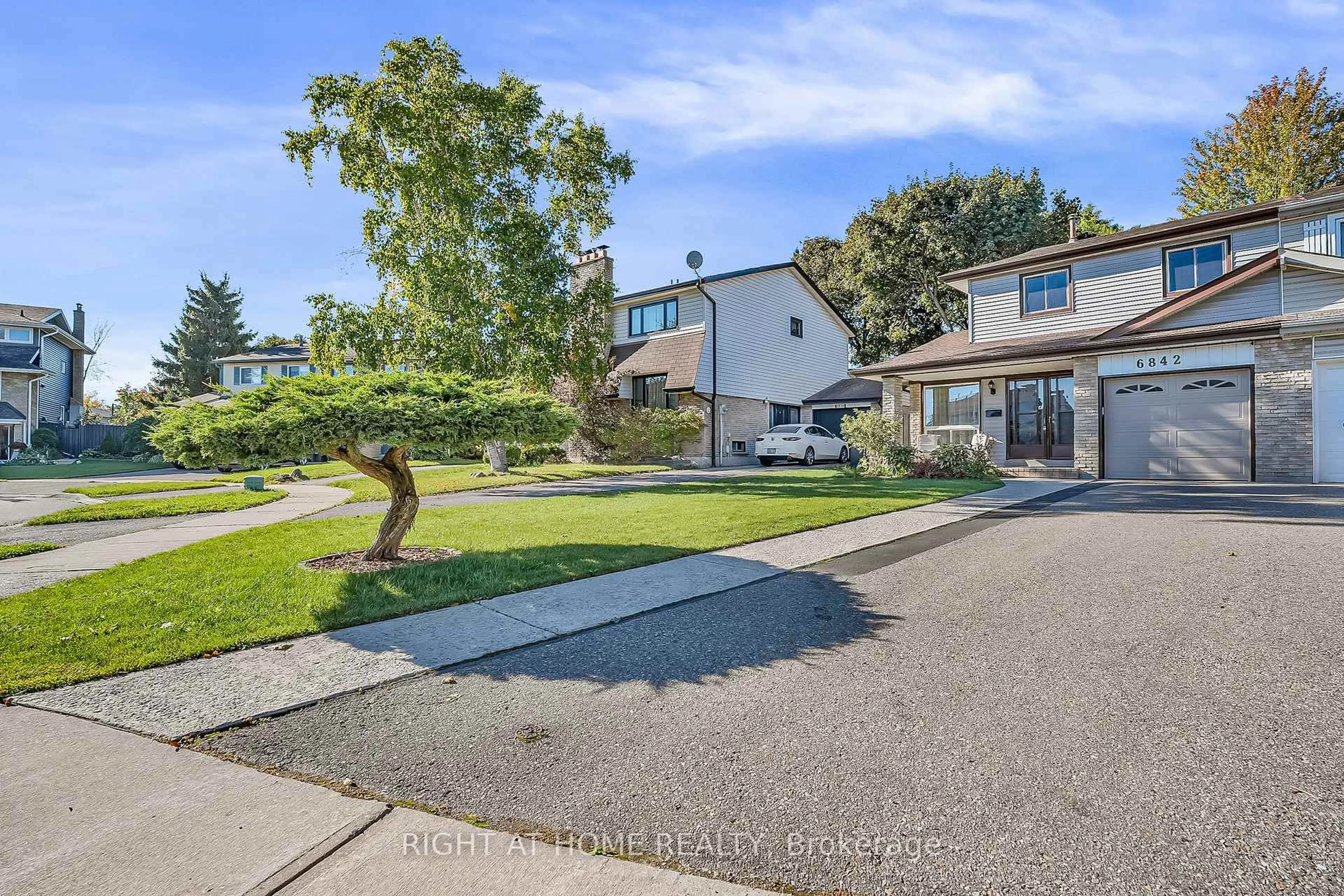 A pic from outside/outdoor area/front of a property/back of a property/a pic from drone, street for 6842 Avila Rd, Mississauga Ontario L5N 1R8