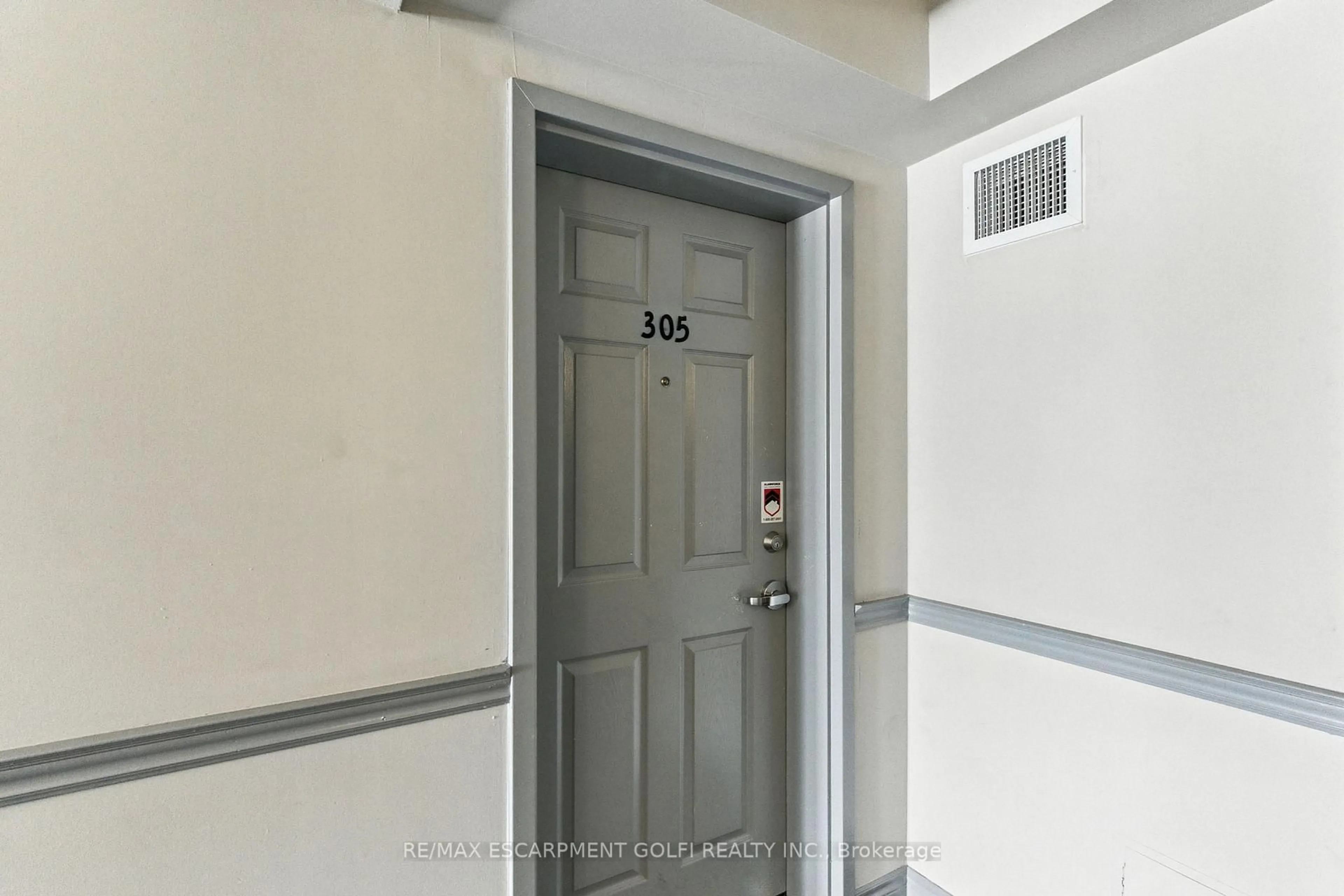 Indoor entryway for 1490 Bishops Gate #305, Oakville Ontario L6M 4N3