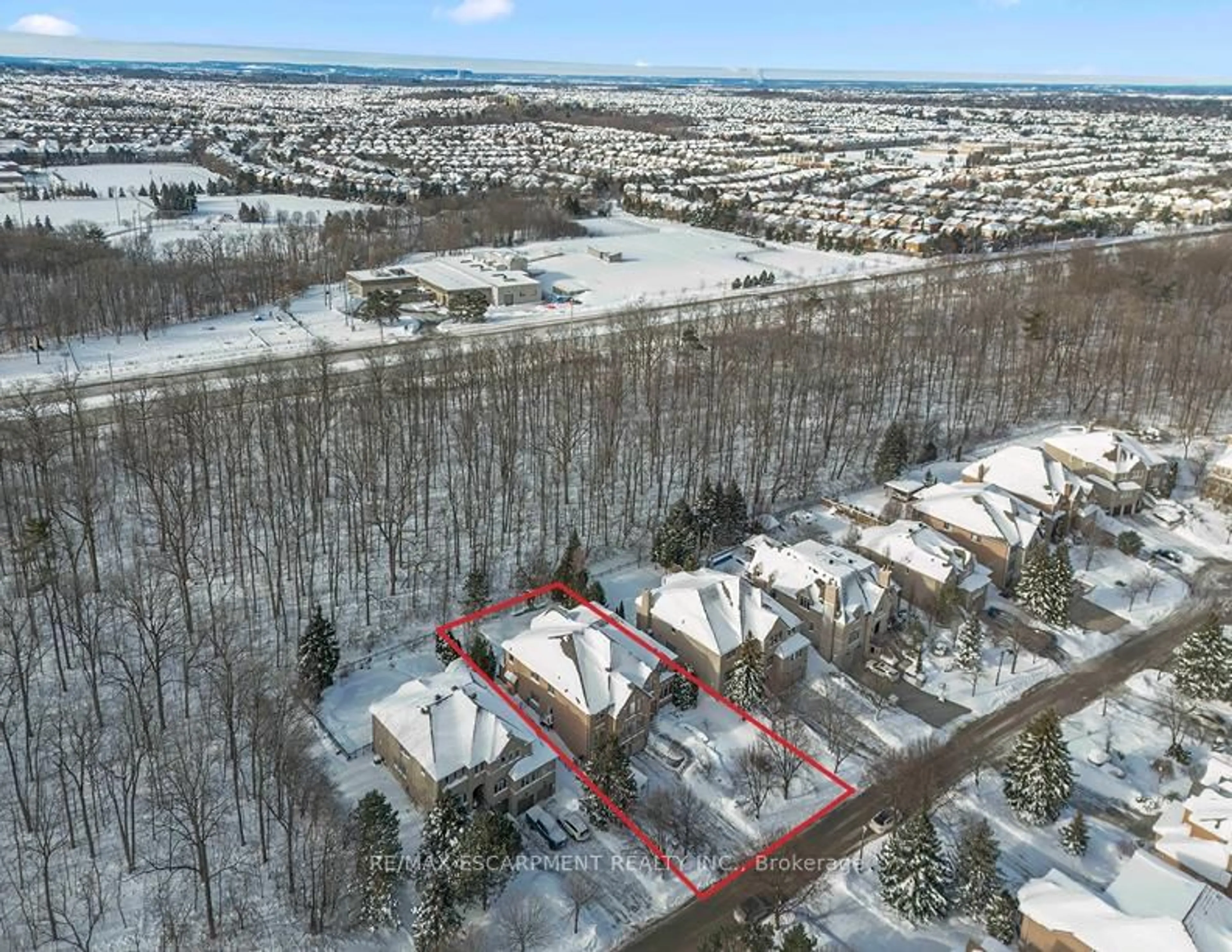 A pic from outside/outdoor area/front of a property/back of a property/a pic from drone, unknown for 5264 Tiffany Crt, Mississauga Ontario L5M 5G9