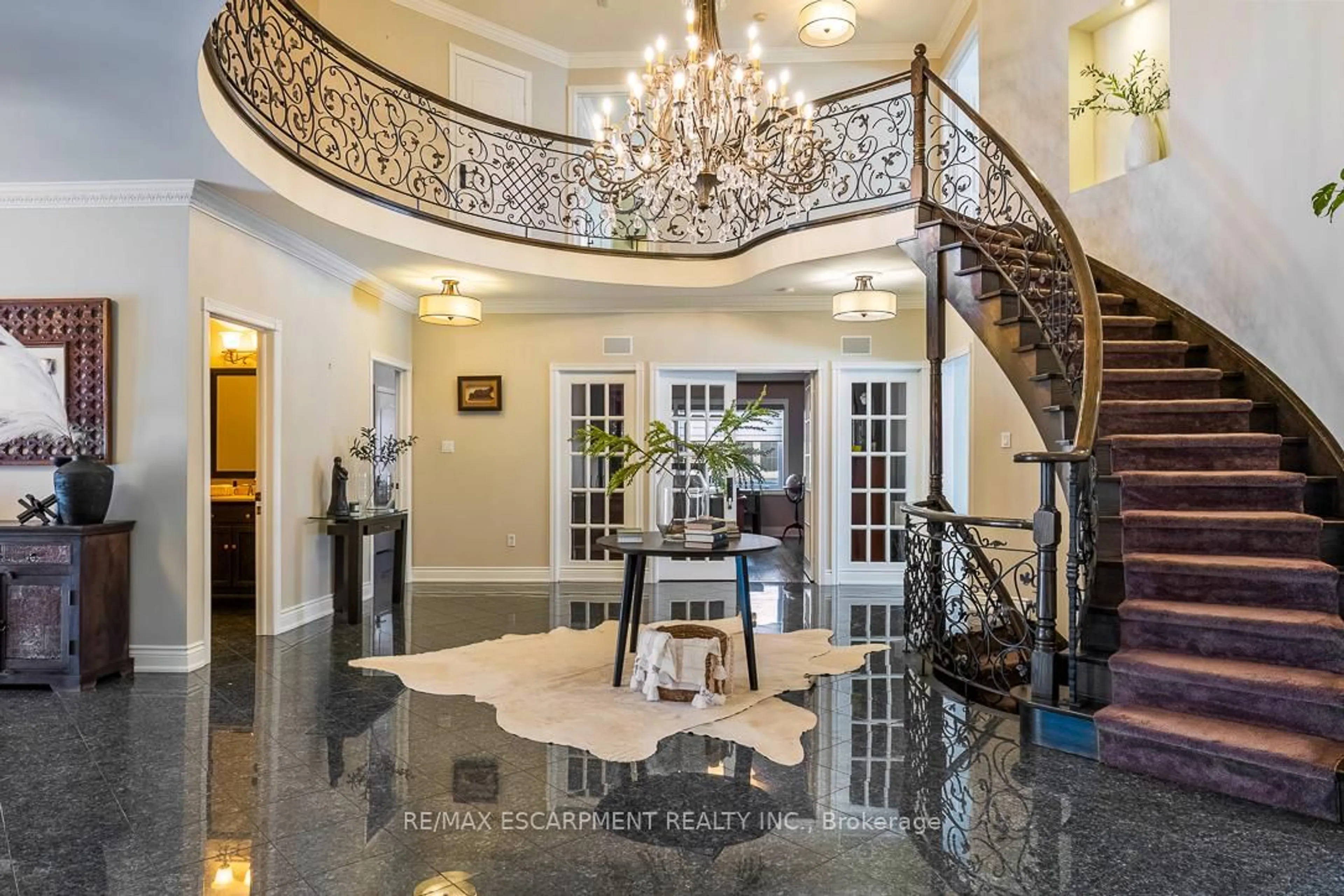 Indoor foyer for 5264 Tiffany Crt, Mississauga Ontario L5M 5G9
