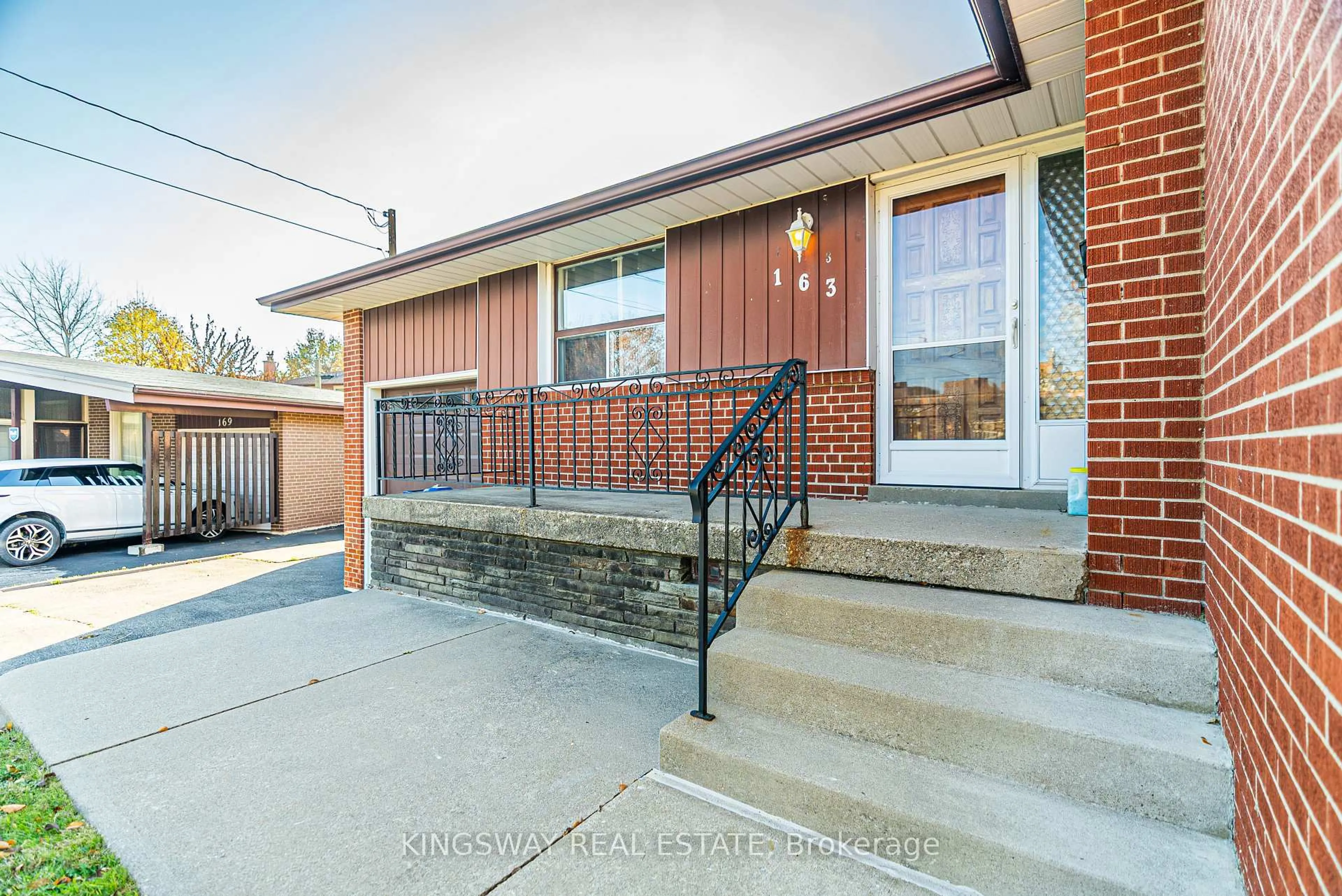 Home with brick exterior material, street for 163 Floradale Dr, Mississauga Ontario L5B 1G2
