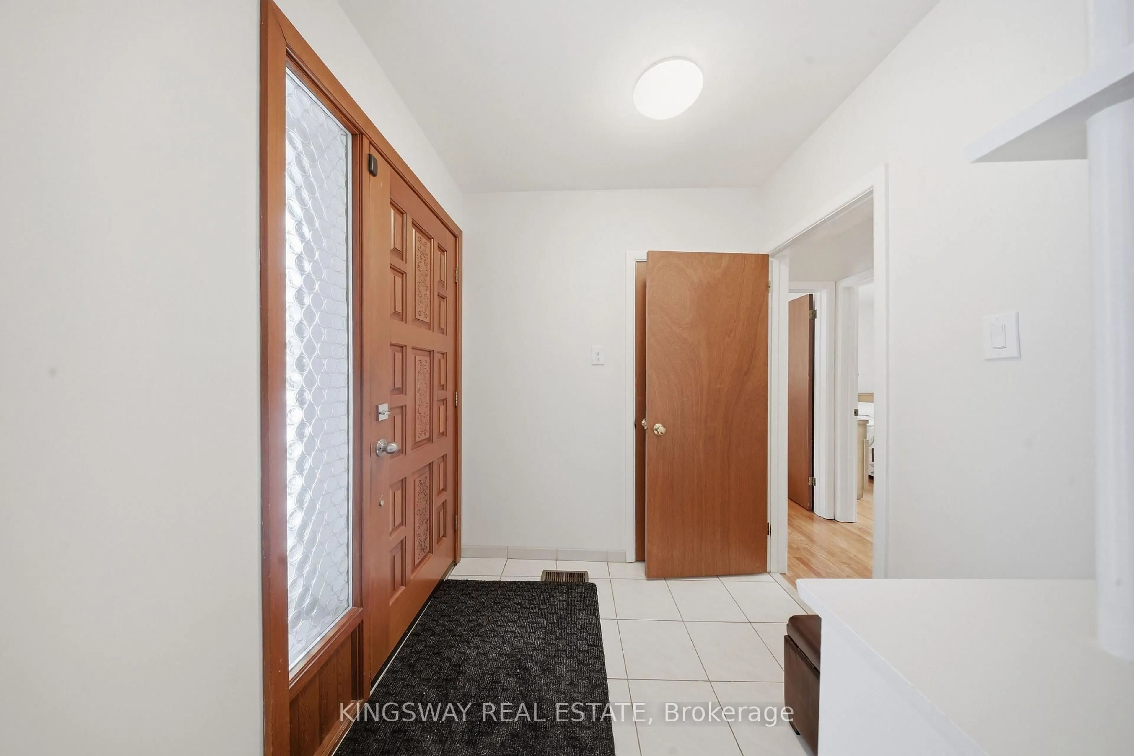 Indoor entryway for 163 Floradale Dr, Mississauga Ontario L5B 1G2