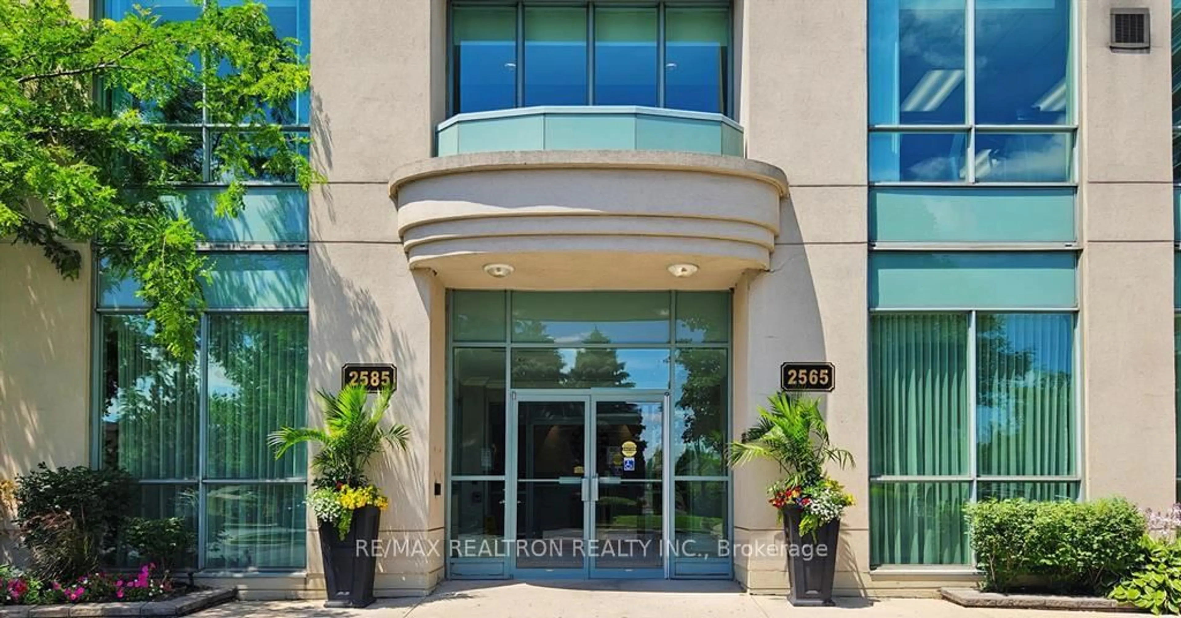 Indoor foyer for 2585 Erin Centre Blvd #207, Mississauga Ontario L5M 6Z8