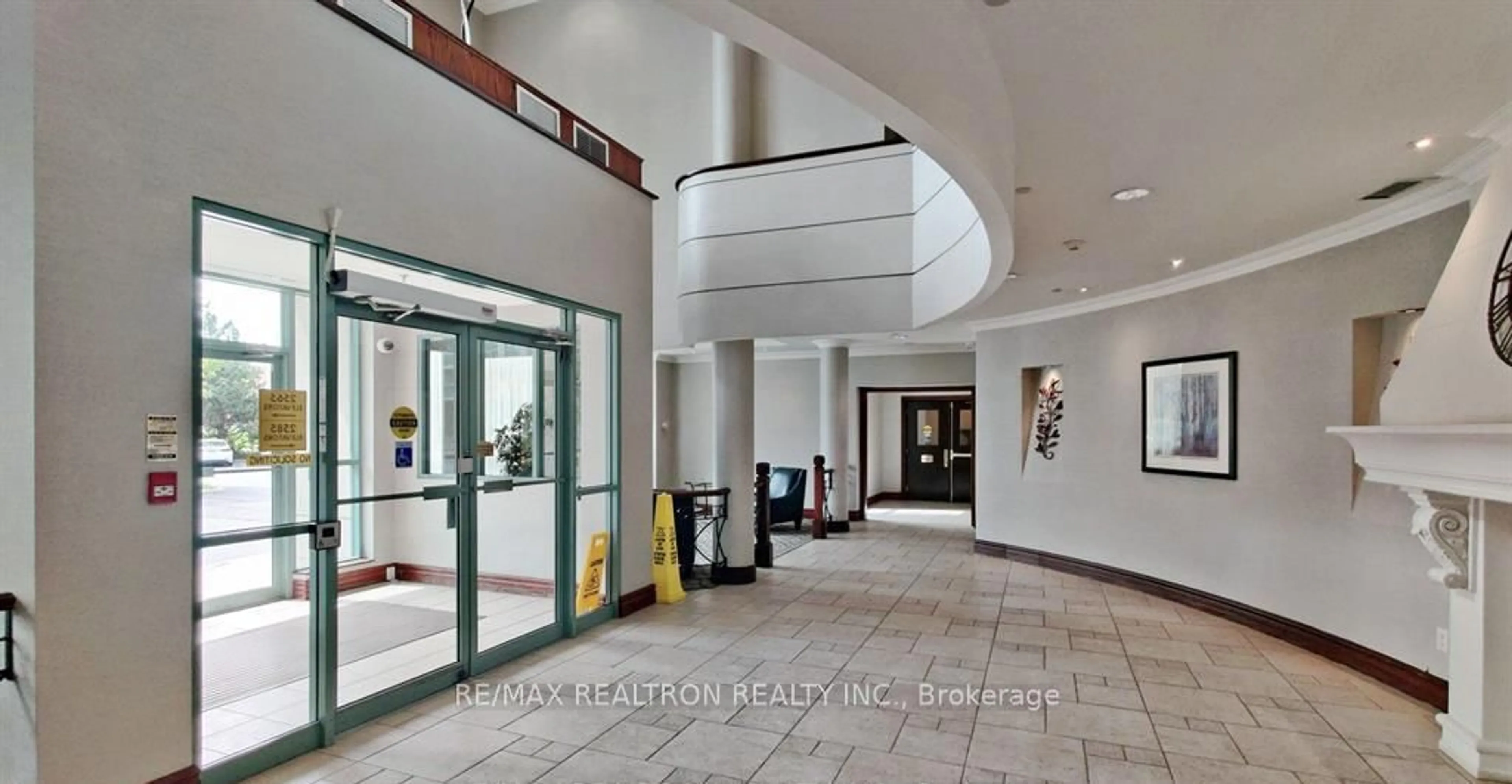 Indoor foyer for 2585 Erin Centre Blvd #207, Mississauga Ontario L5M 6Z8