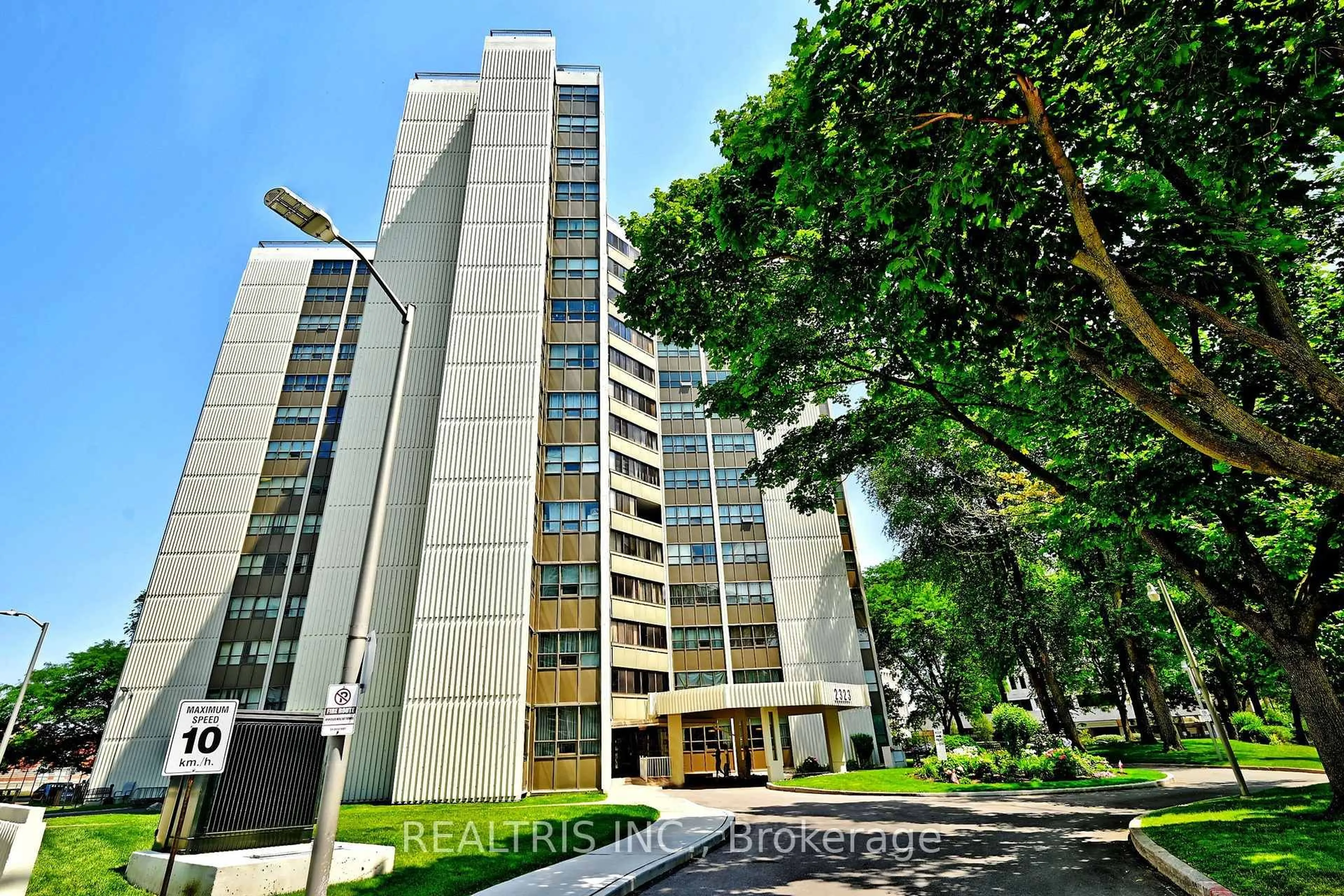 Indoor foyer for 2323 Confederation Pkwy #807, Mississauga Ontario L5B 1R6