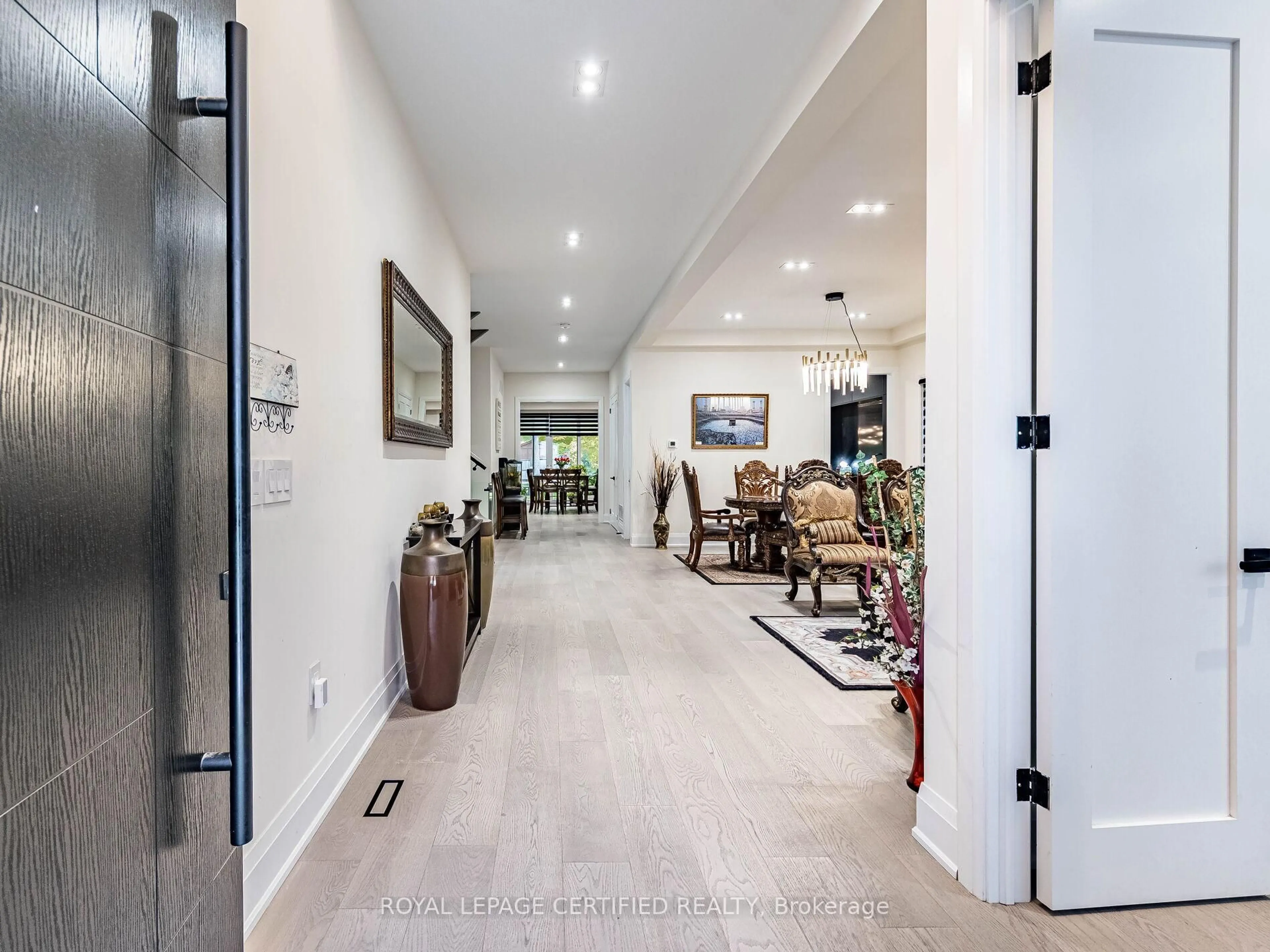 Indoor foyer for 3081 Grenville Dr, Mississauga Ontario L5A 2P6