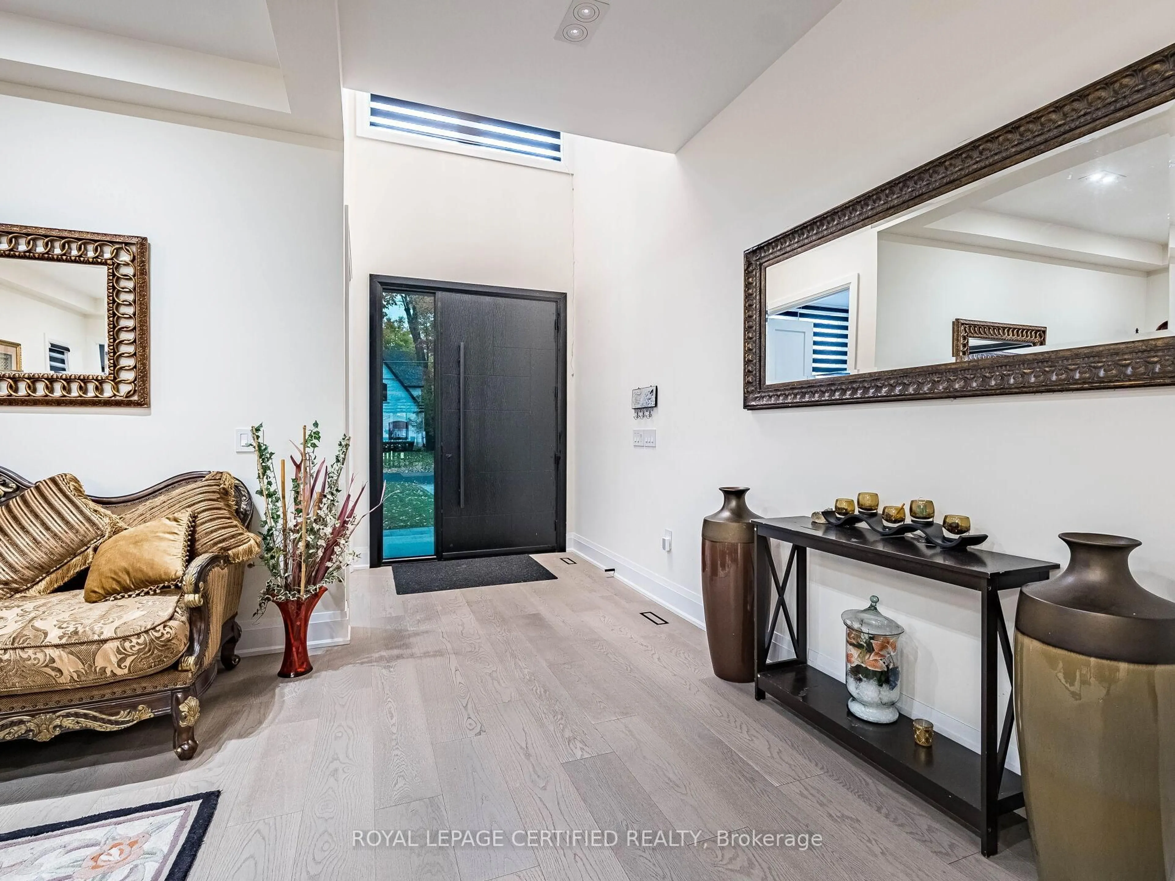 Indoor entryway for 3081 Grenville Dr, Mississauga Ontario L5A 2P6