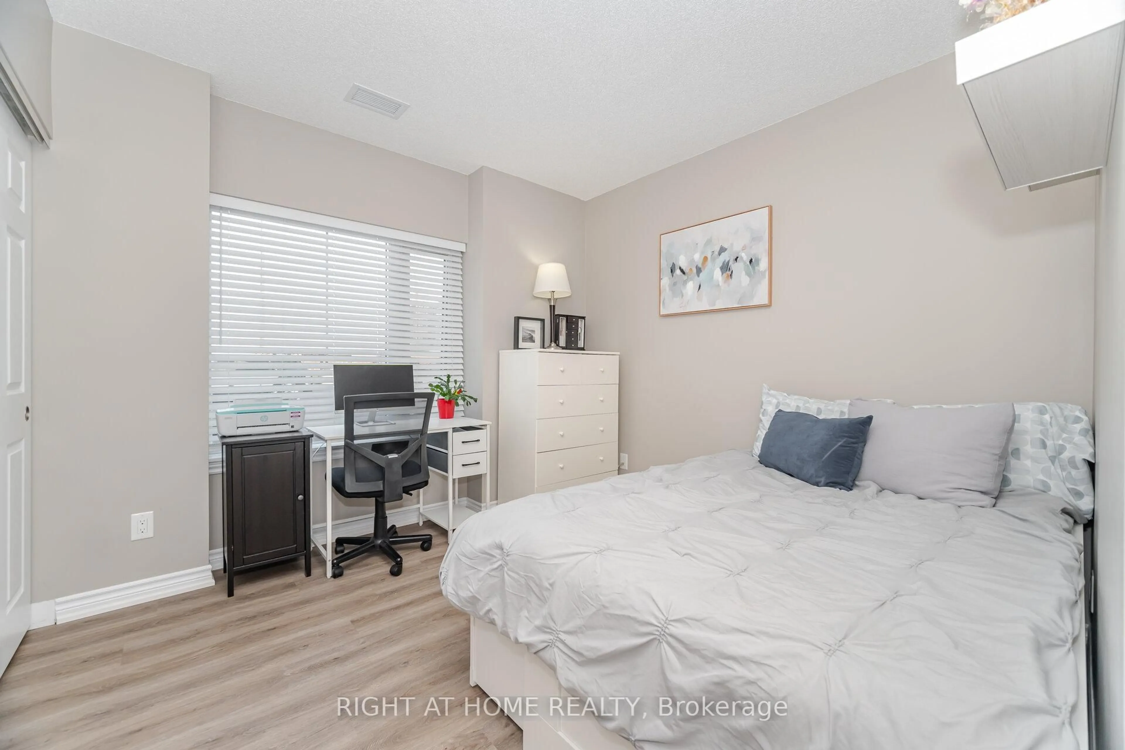 A pic of a room for 716 Main St E #101, Milton Ontario L9T 3P6