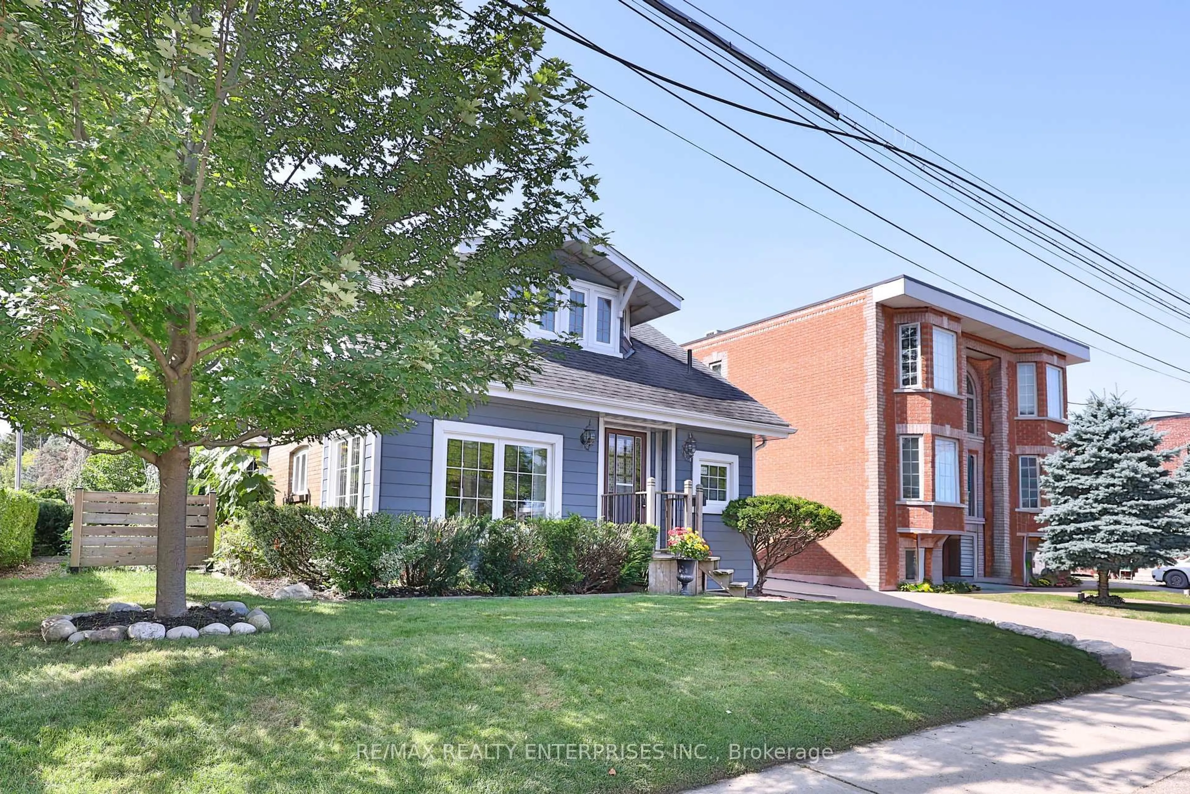 Home with brick exterior material, street for 44 Mississauga Rd, Mississauga Ontario L5H 2H8