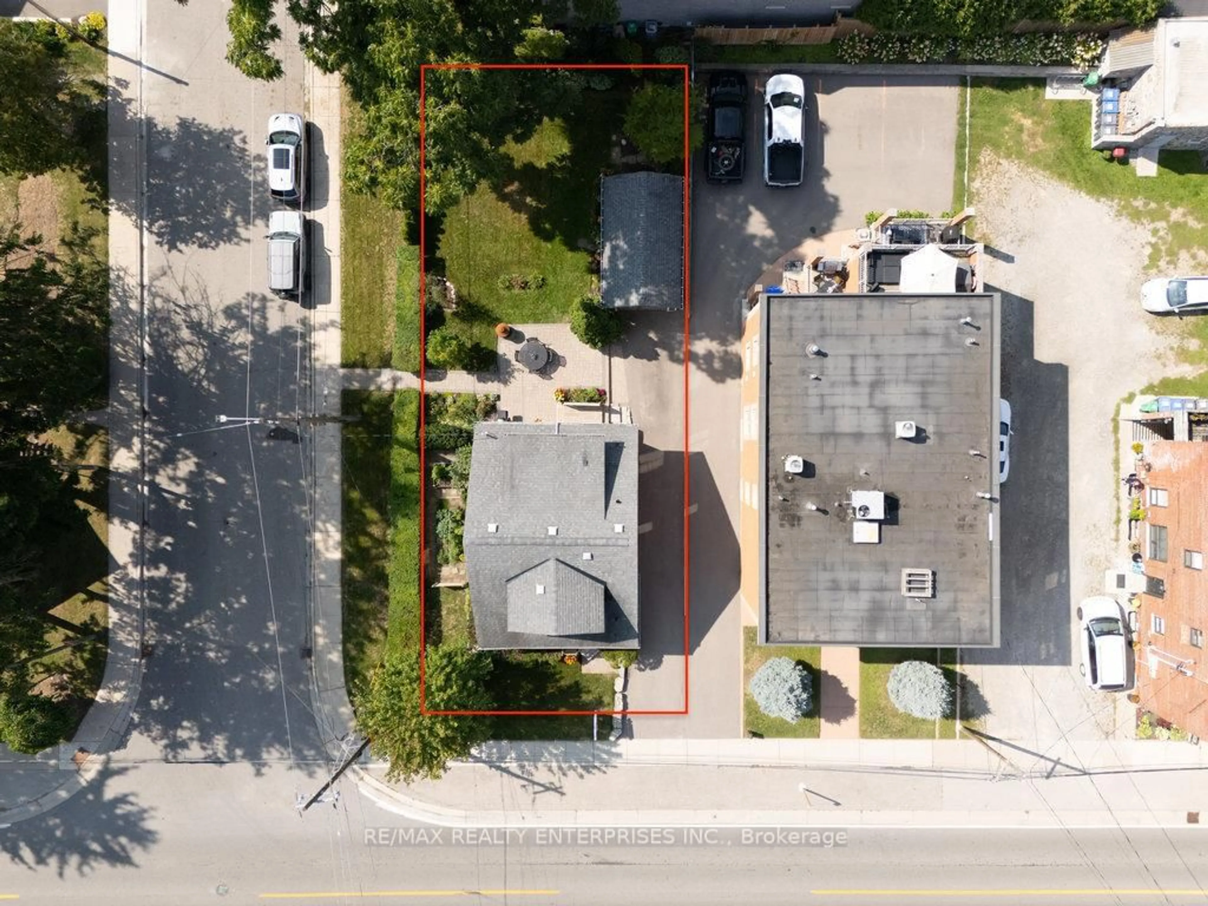 A pic from outside/outdoor area/front of a property/back of a property/a pic from drone, street for 44 Mississauga Rd, Mississauga Ontario L5H 2H8