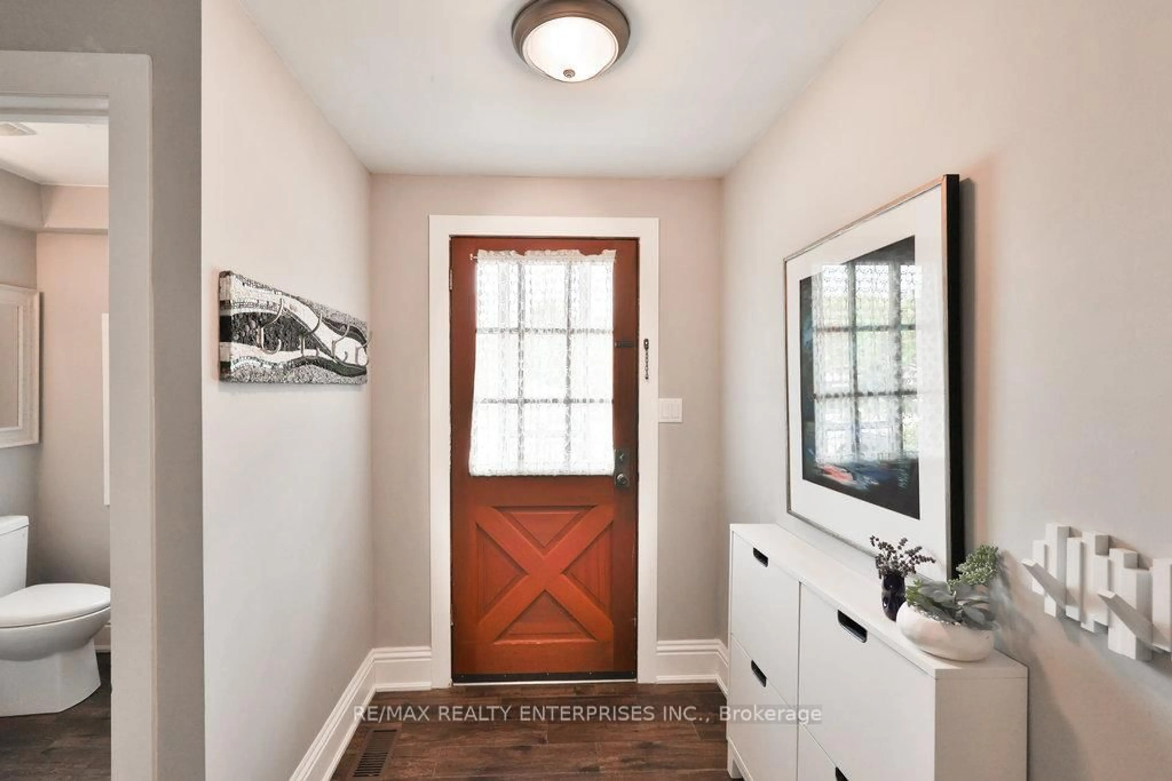 Indoor entryway for 44 Mississauga Rd, Mississauga Ontario L5H 2H8