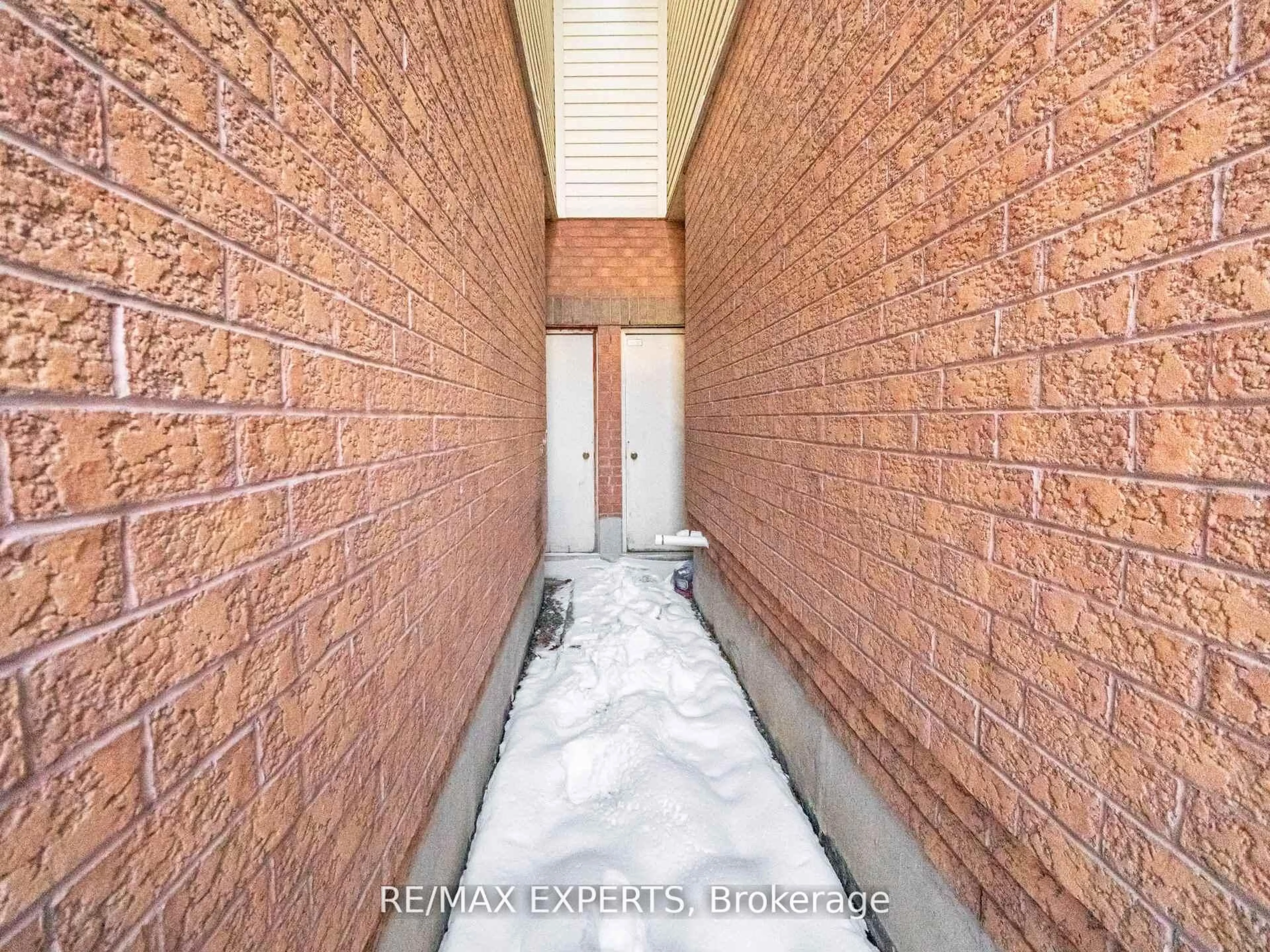 Indoor entryway for 70 Twin Pines Cres, Brampton Ontario L7A 1M8