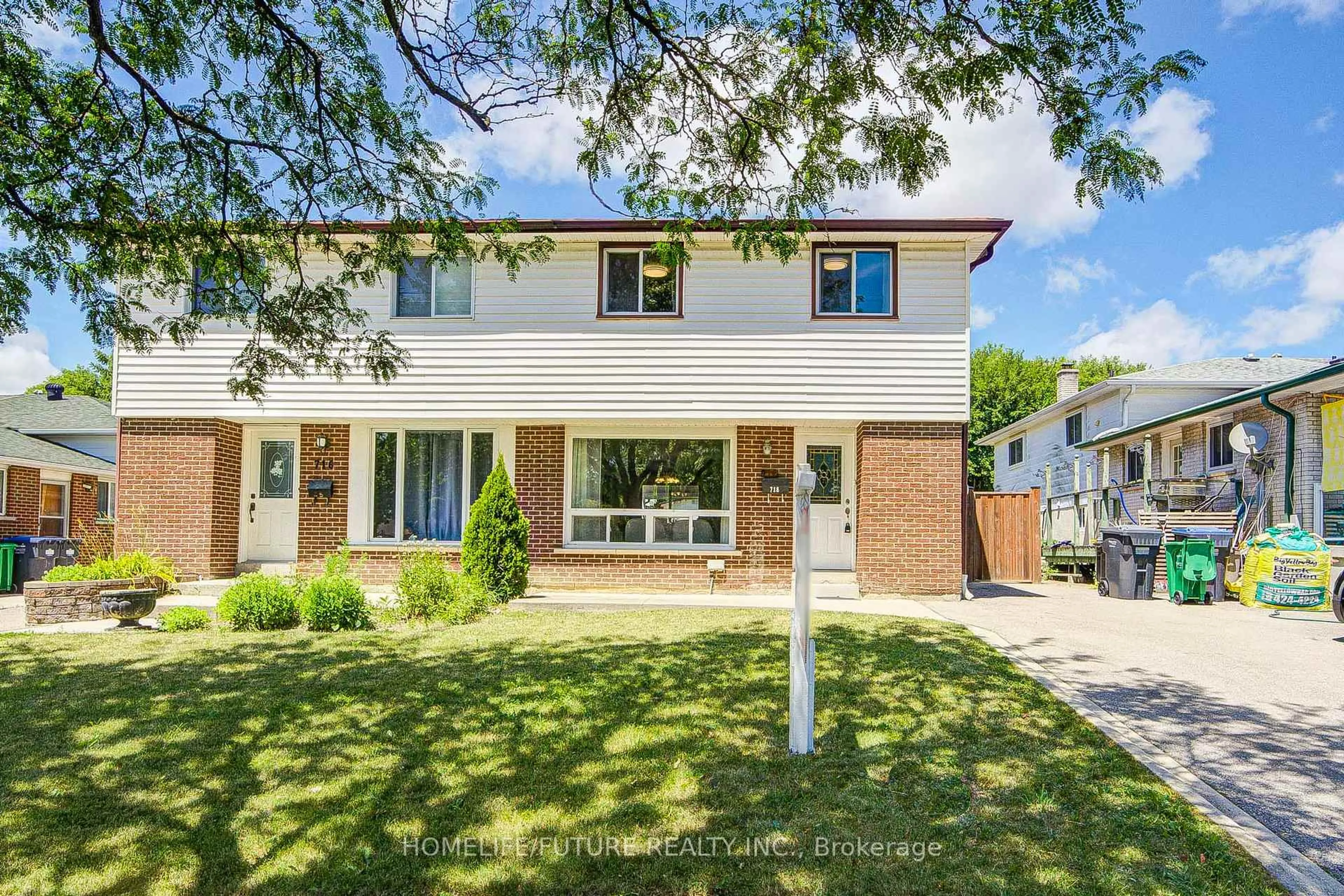 Home with brick exterior material, street for 718 Eaglemount Cres, Mississauga Ontario L5C 1N9