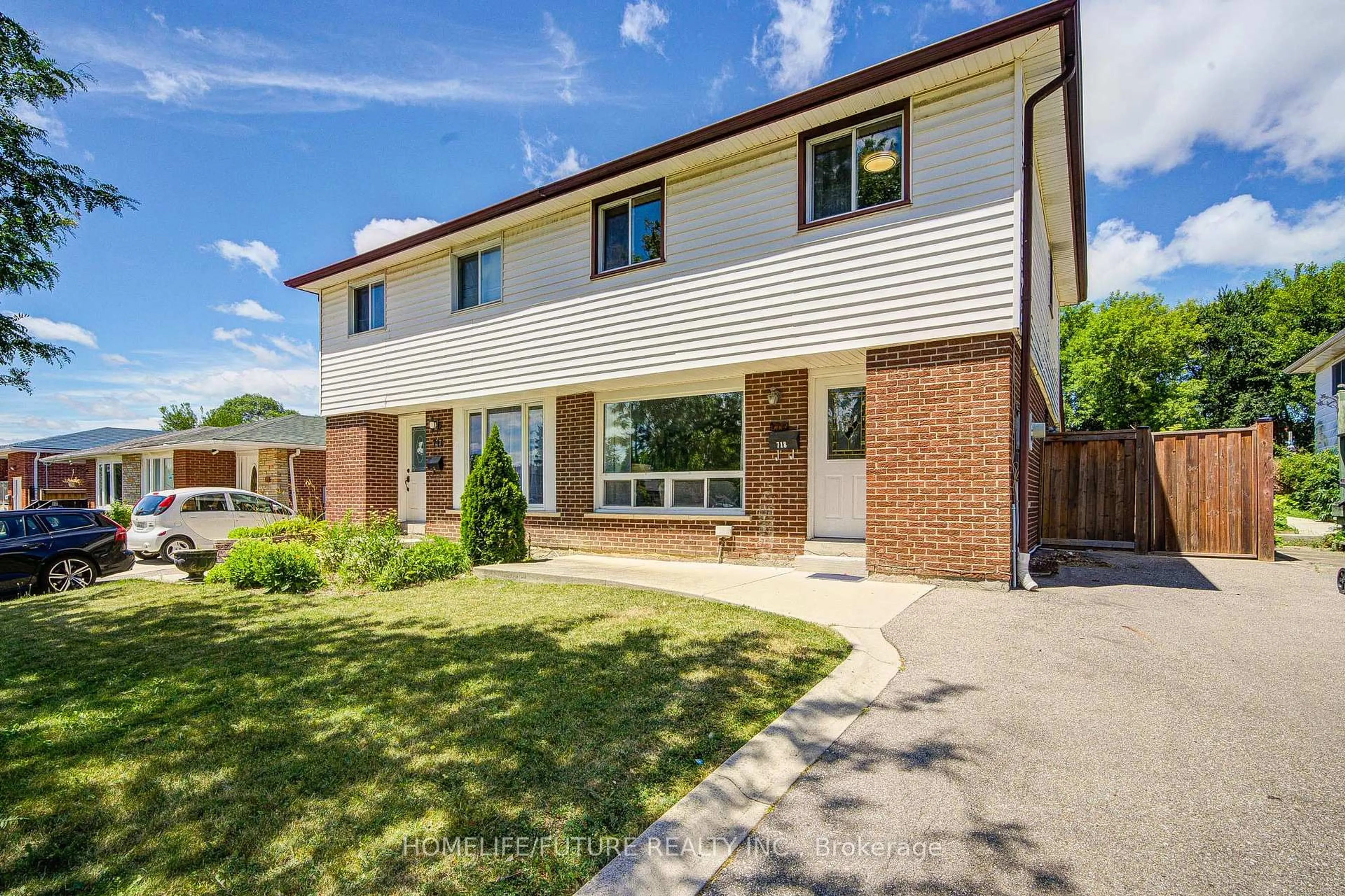 Home with brick exterior material, street for 718 Eaglemount Cres, Mississauga Ontario L5C 1N9