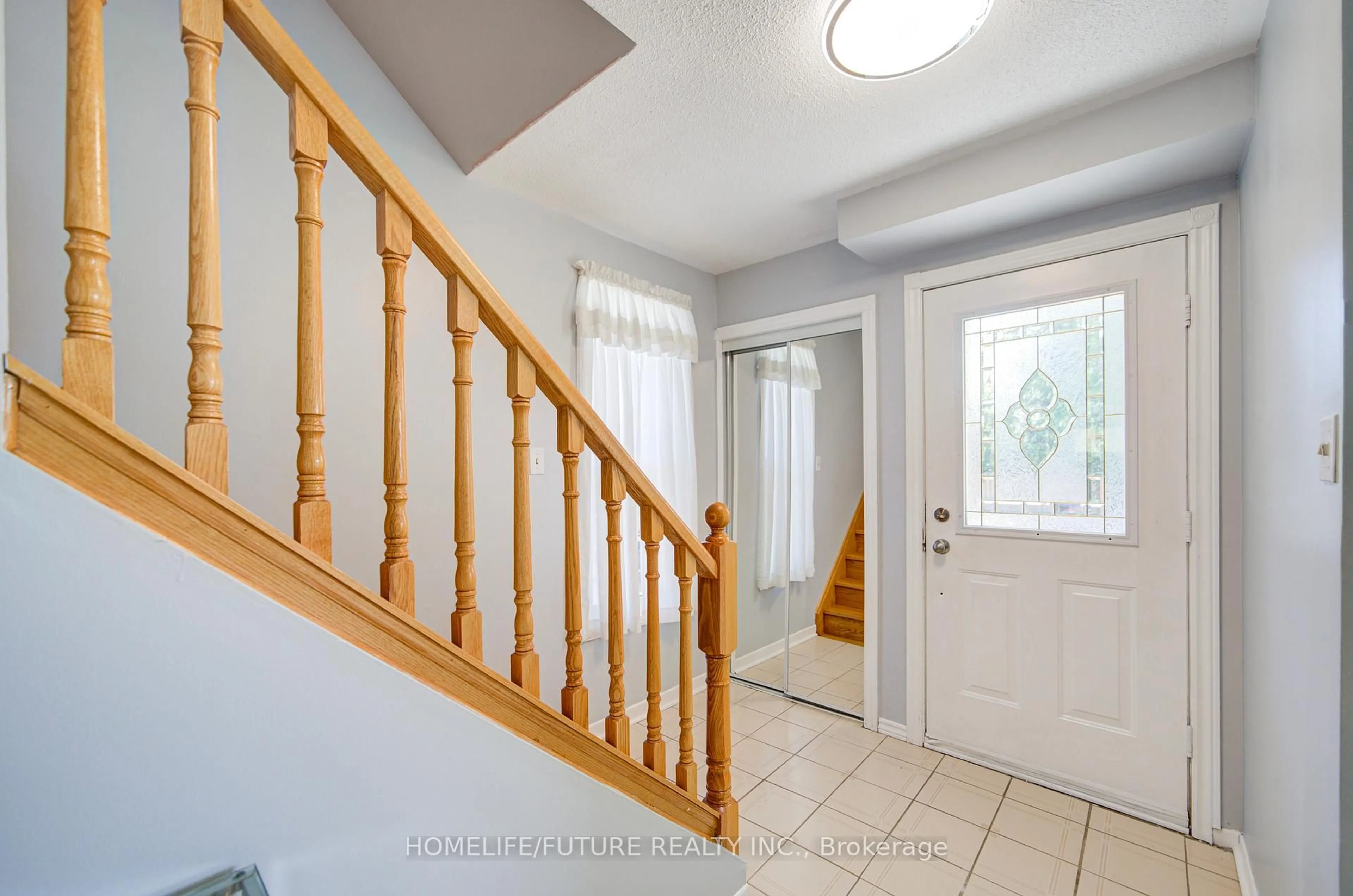 Indoor entryway for 718 Eaglemount Cres, Mississauga Ontario L5C 1N9