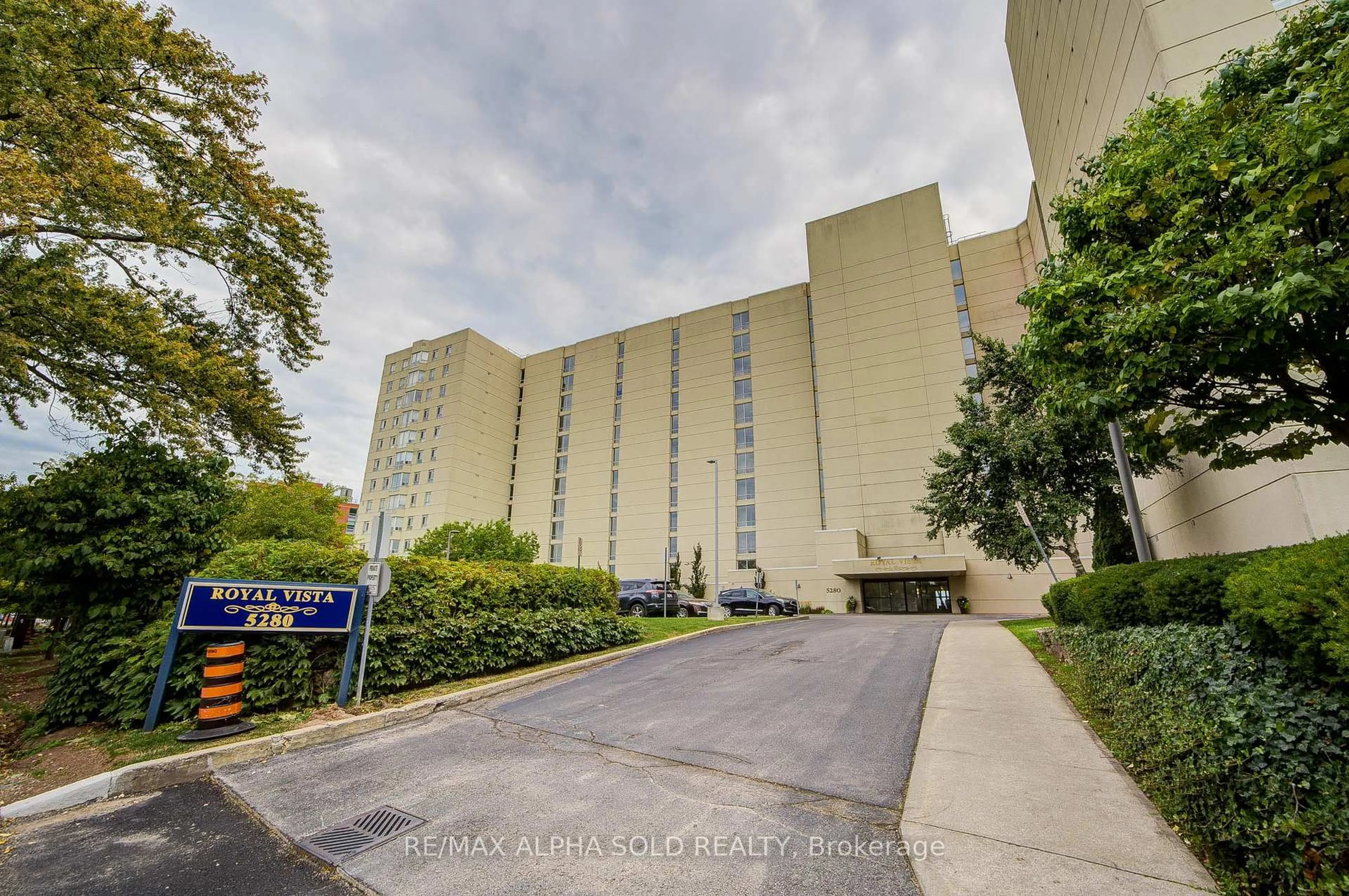 Indoor foyer for 5280 Lakeshore Rd #1107, Burlington Ontario L7L 5R1