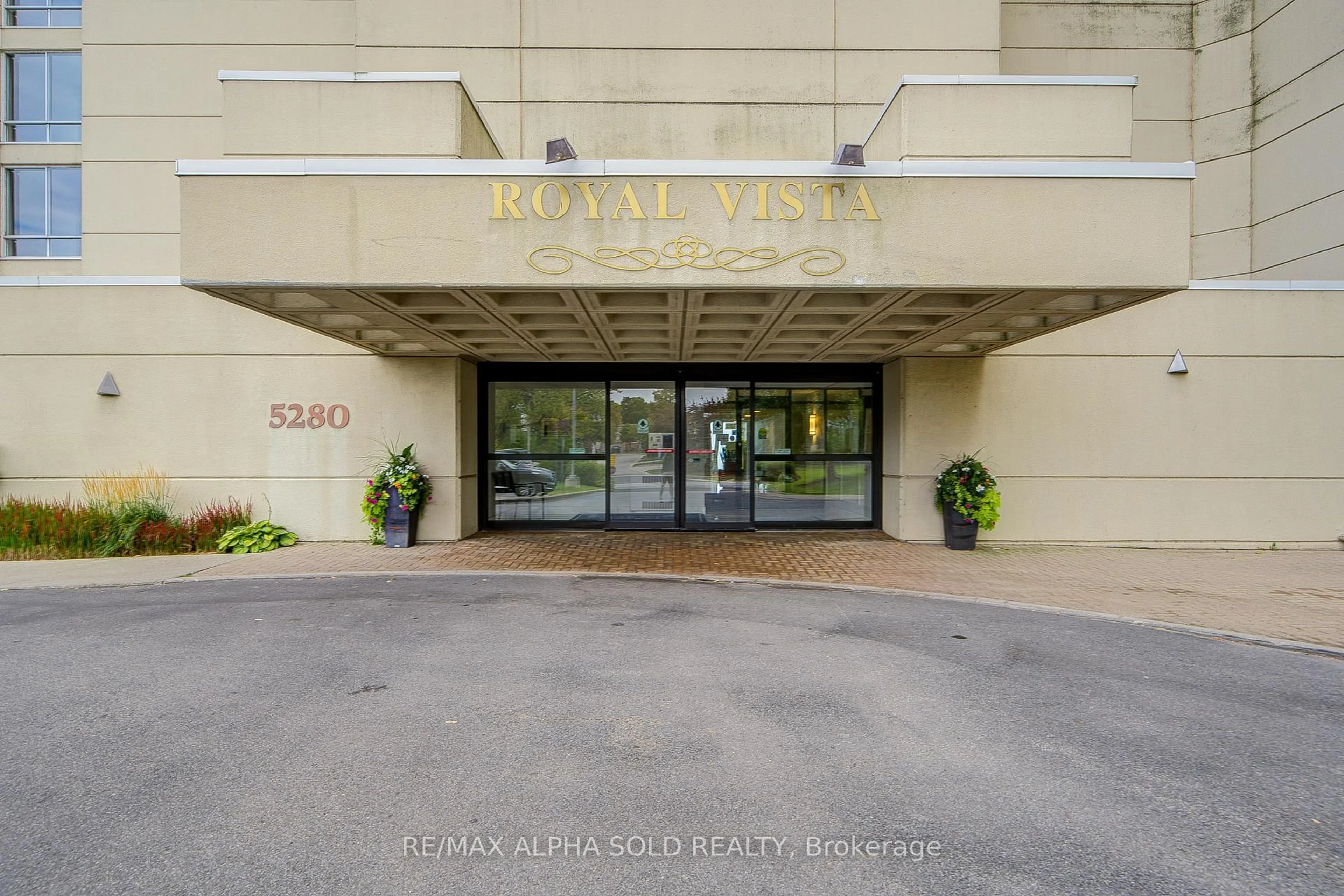 Indoor foyer for 5280 Lakeshore Rd #1107, Burlington Ontario L7L 5R1