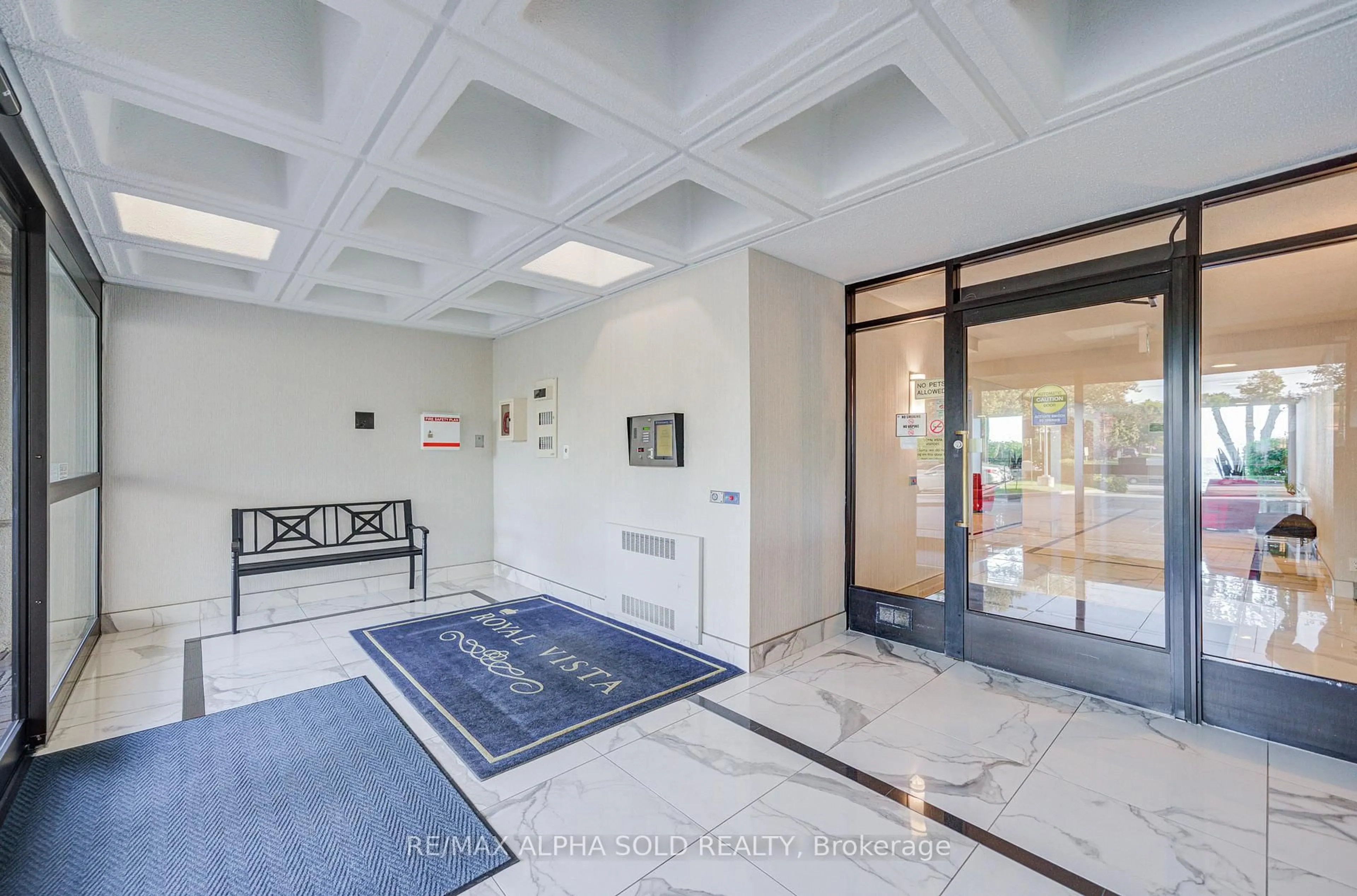 Indoor foyer for 5280 Lakeshore Rd #1107, Burlington Ontario L7L 5R1