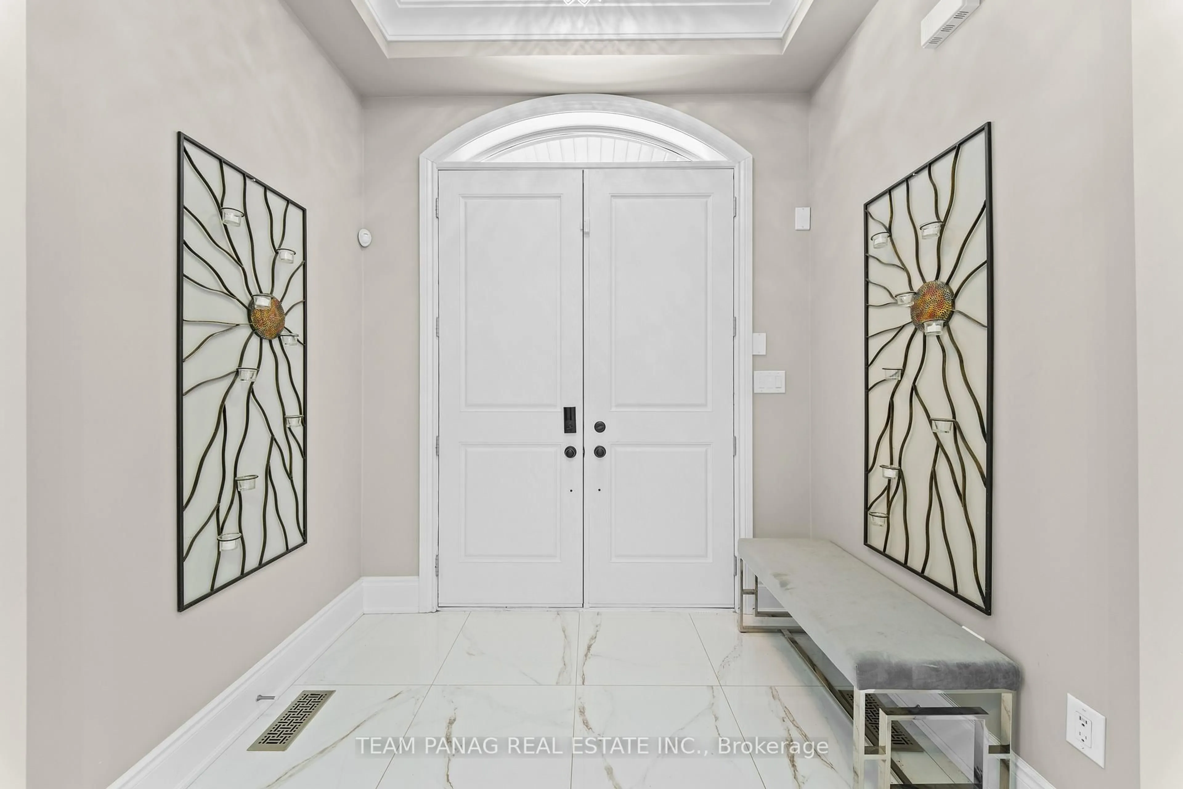 Indoor foyer for 26 Adonis Clse, Brampton Ontario L6P 4K4